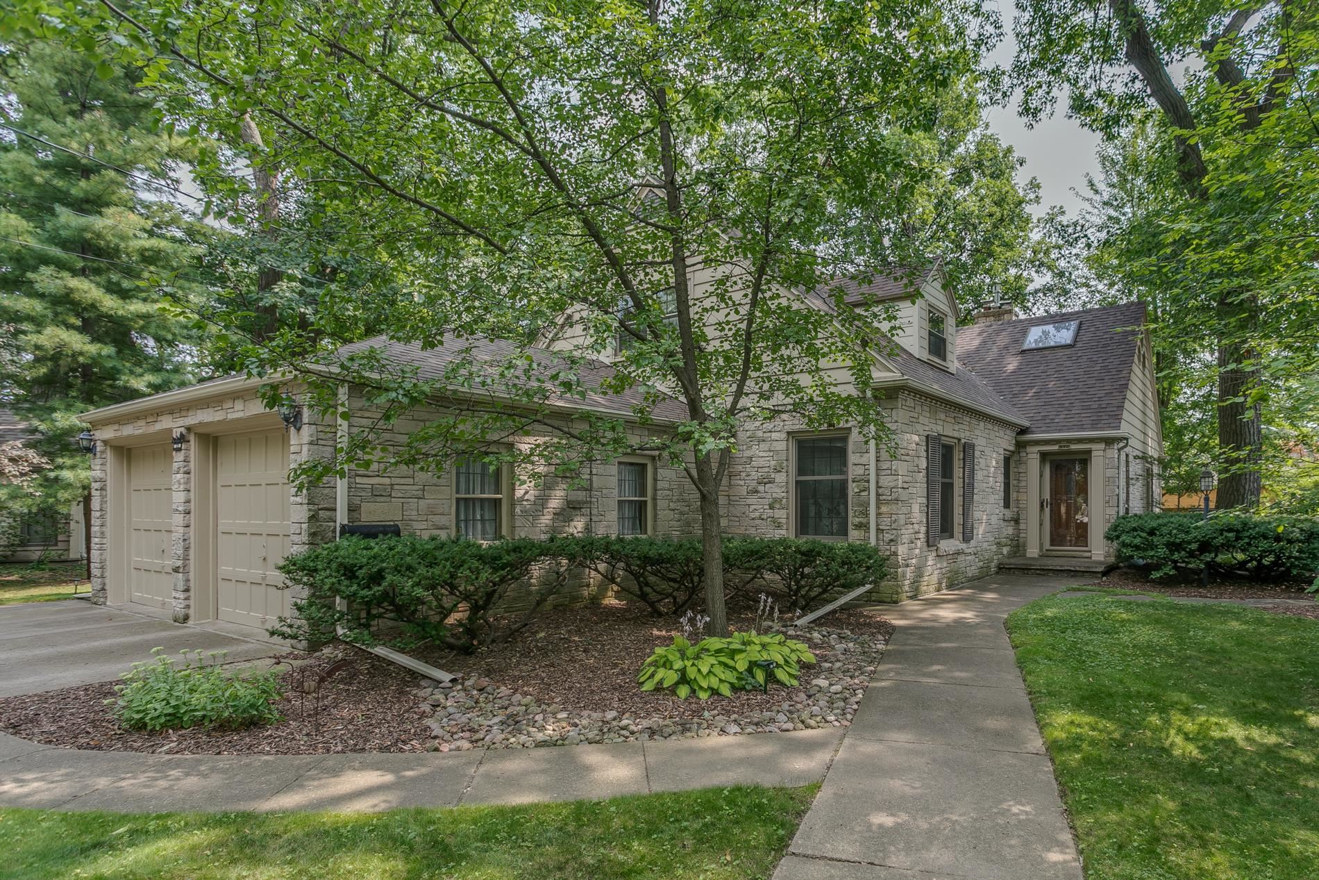 1520 OAKCREST Court property preview photograph