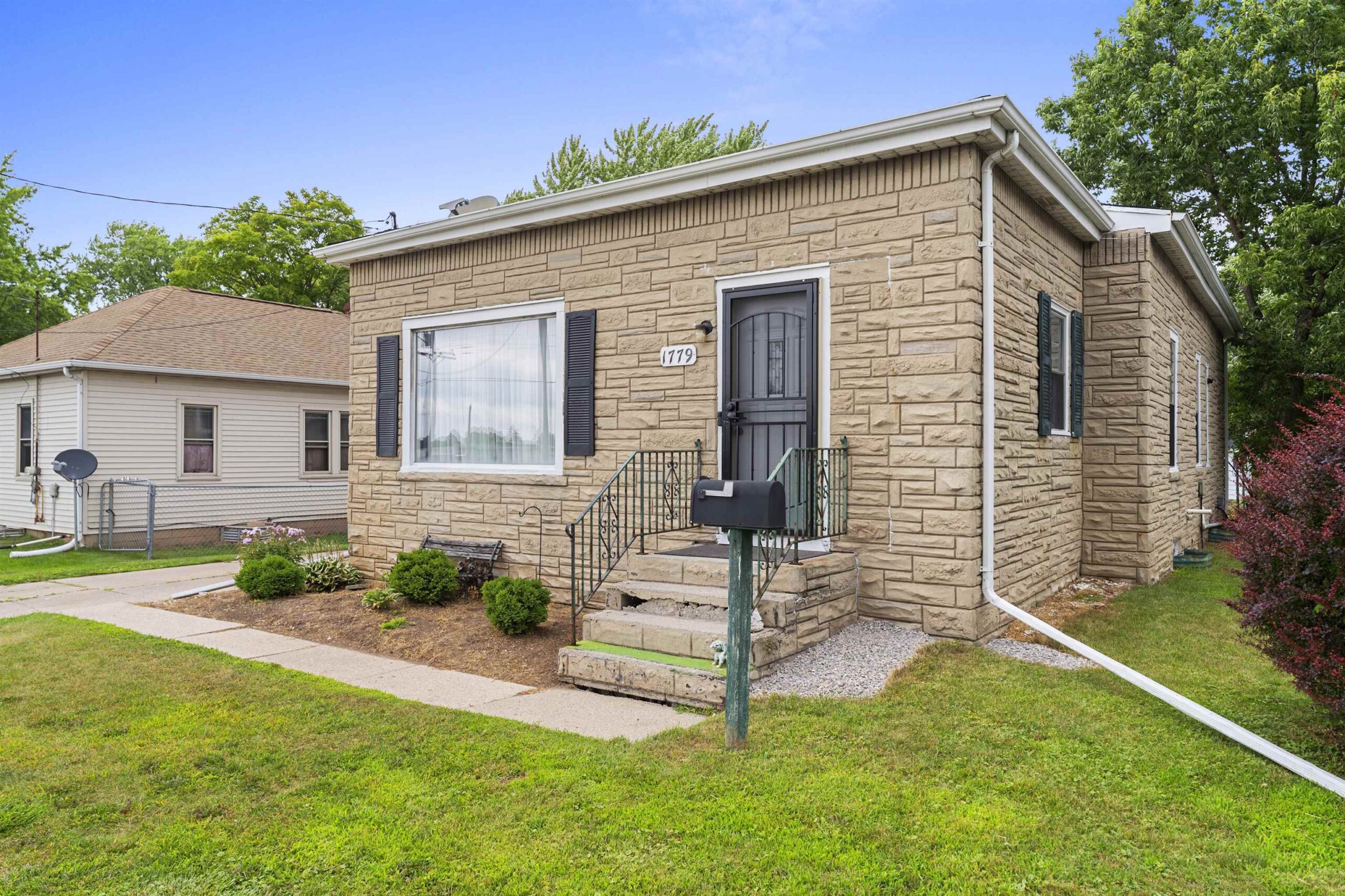 1779 E MASON Street property preview photograph