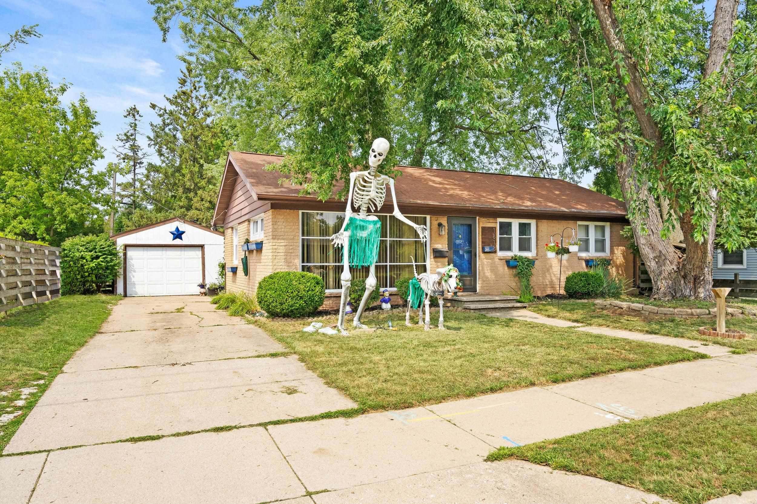 1818 E COLLEGE Avenue property preview photograph