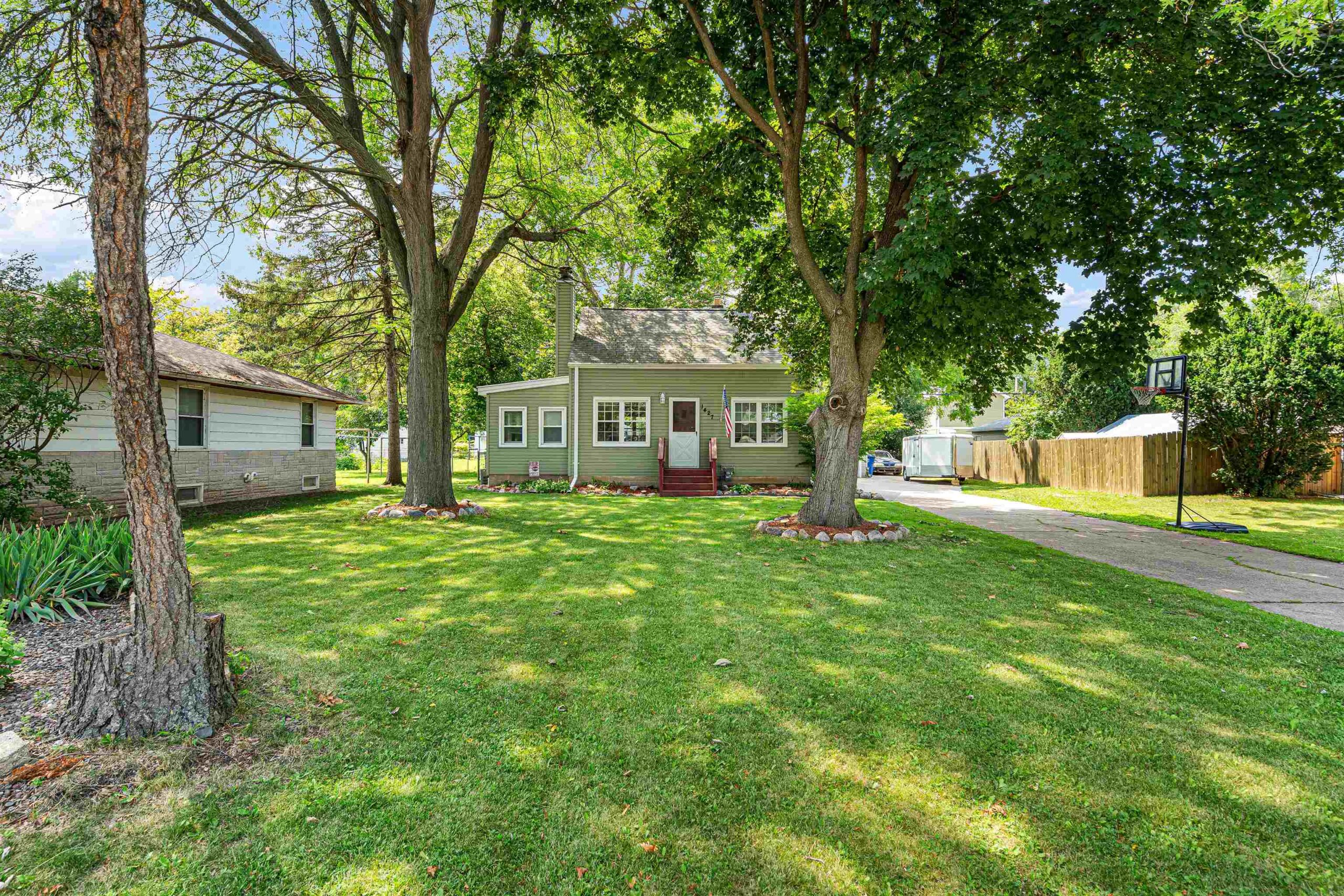 1427 OAK Street property preview photograph