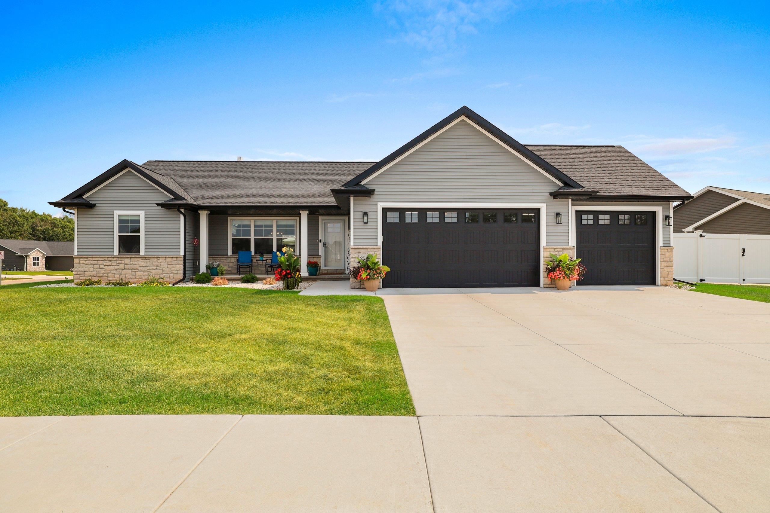 2529 MEYER Way property preview photograph