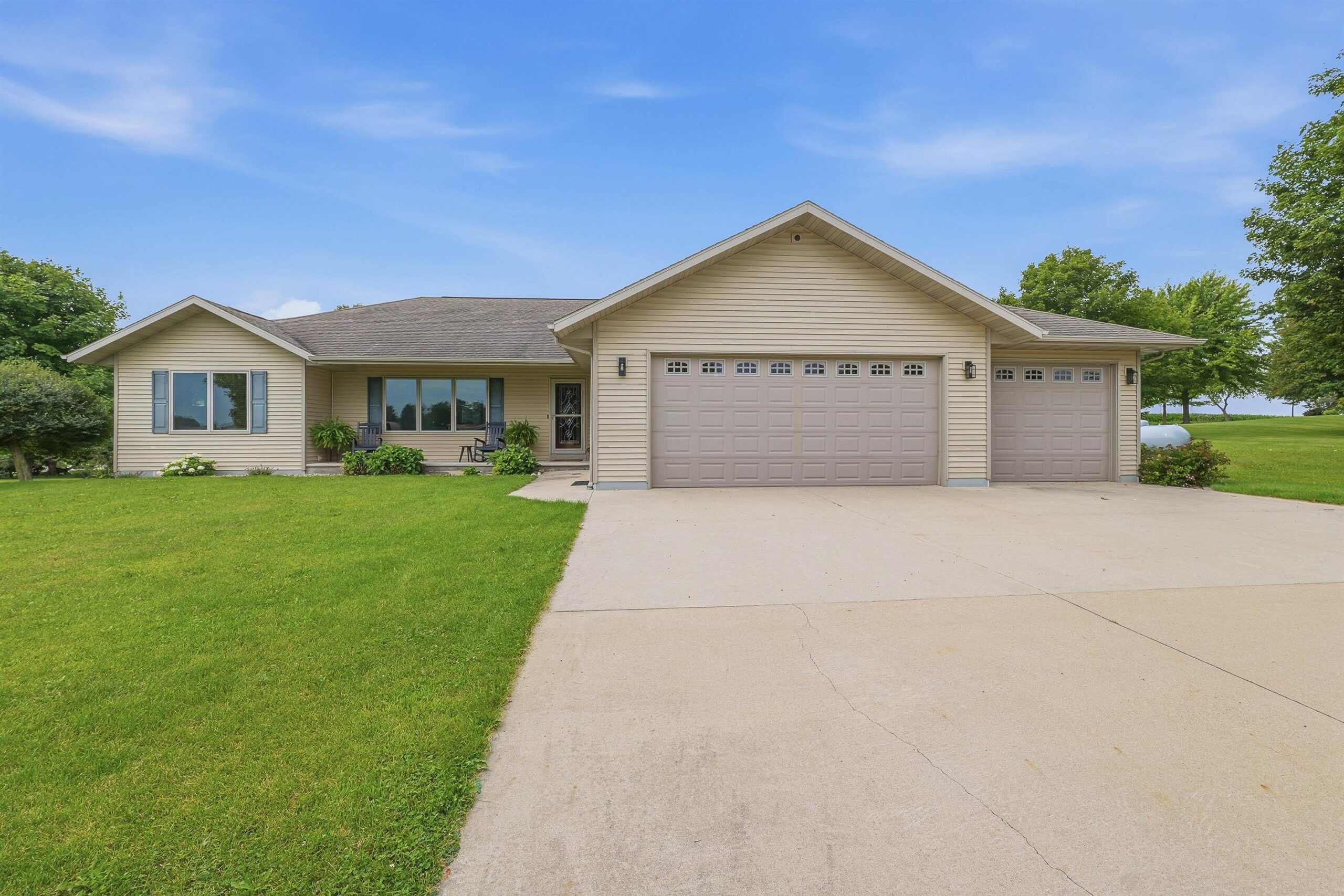 W8314 HAWKVIEW Circle property preview photograph