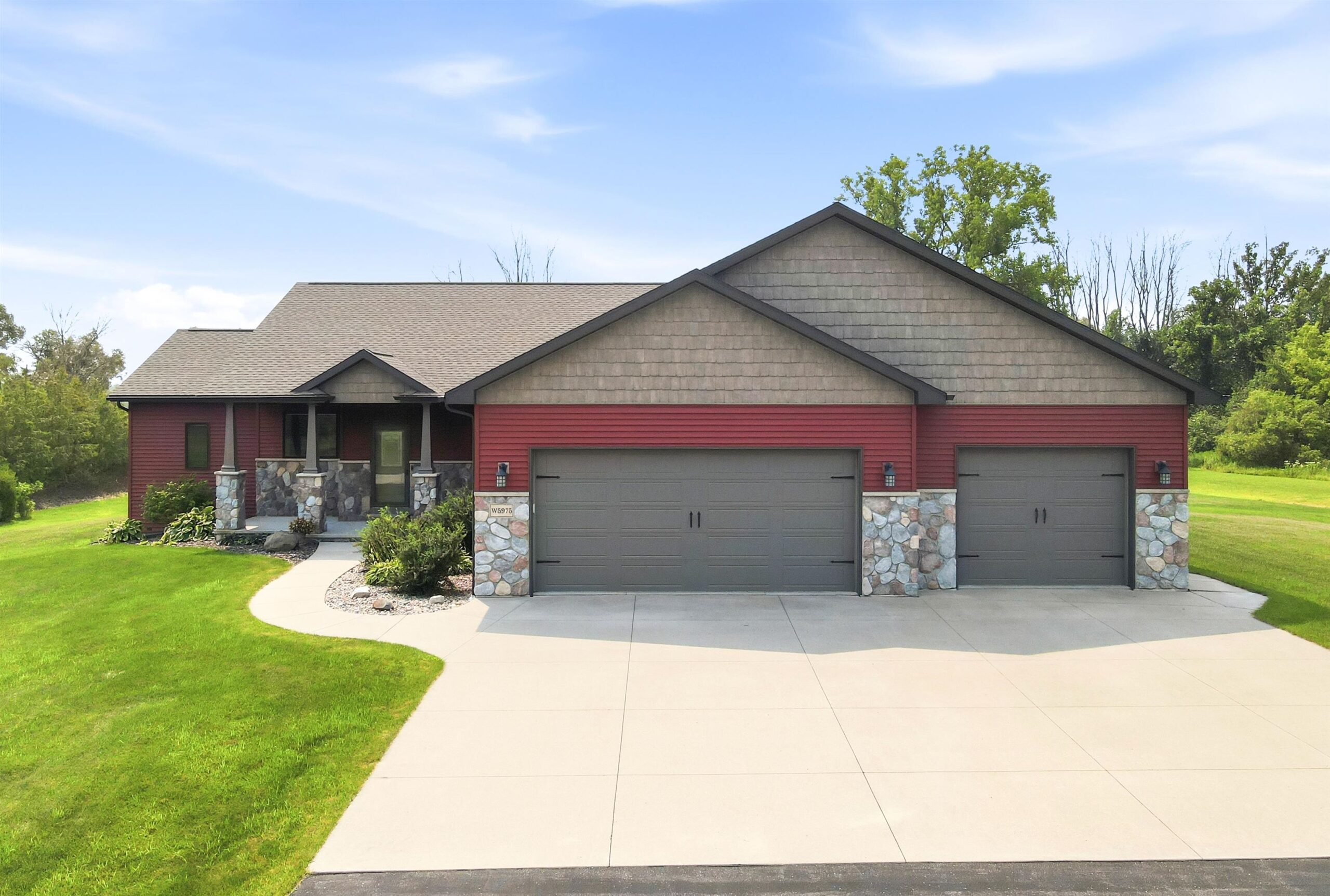 W5975 AUTUMN HILLS Parkway property preview photograph
