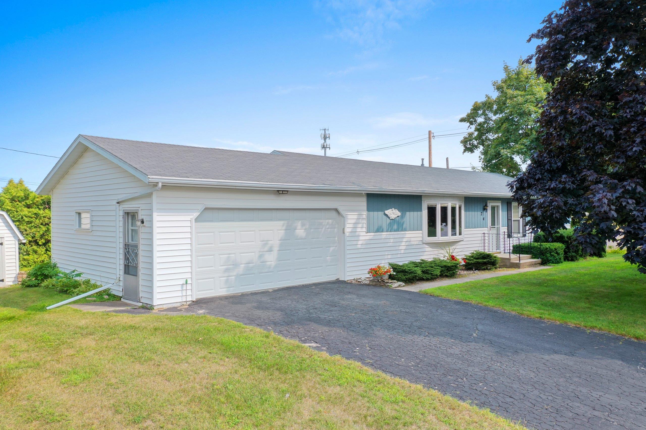 24 S BARABOO Avenue property preview photograph