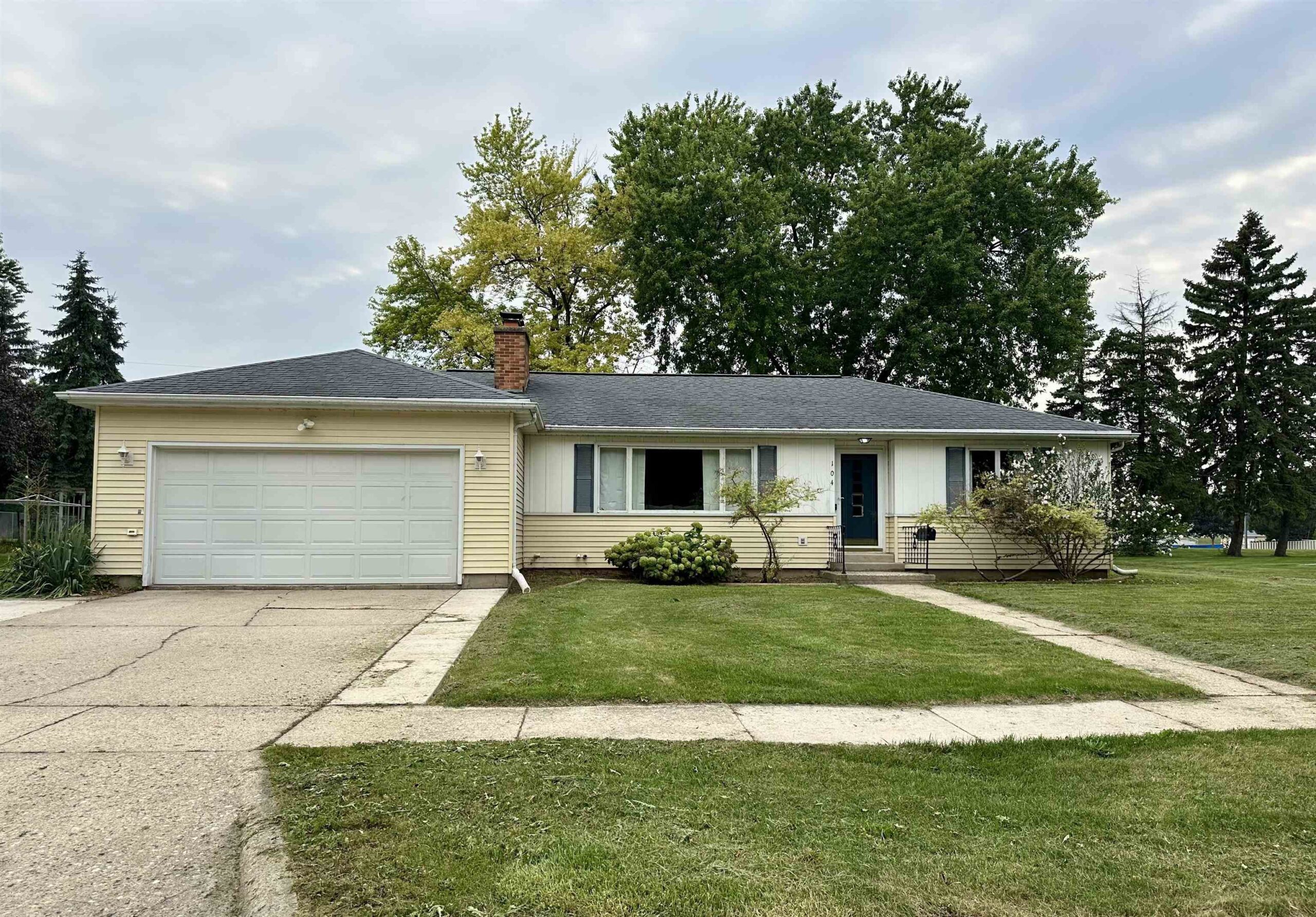104 N RESERVE Avenue property preview photograph