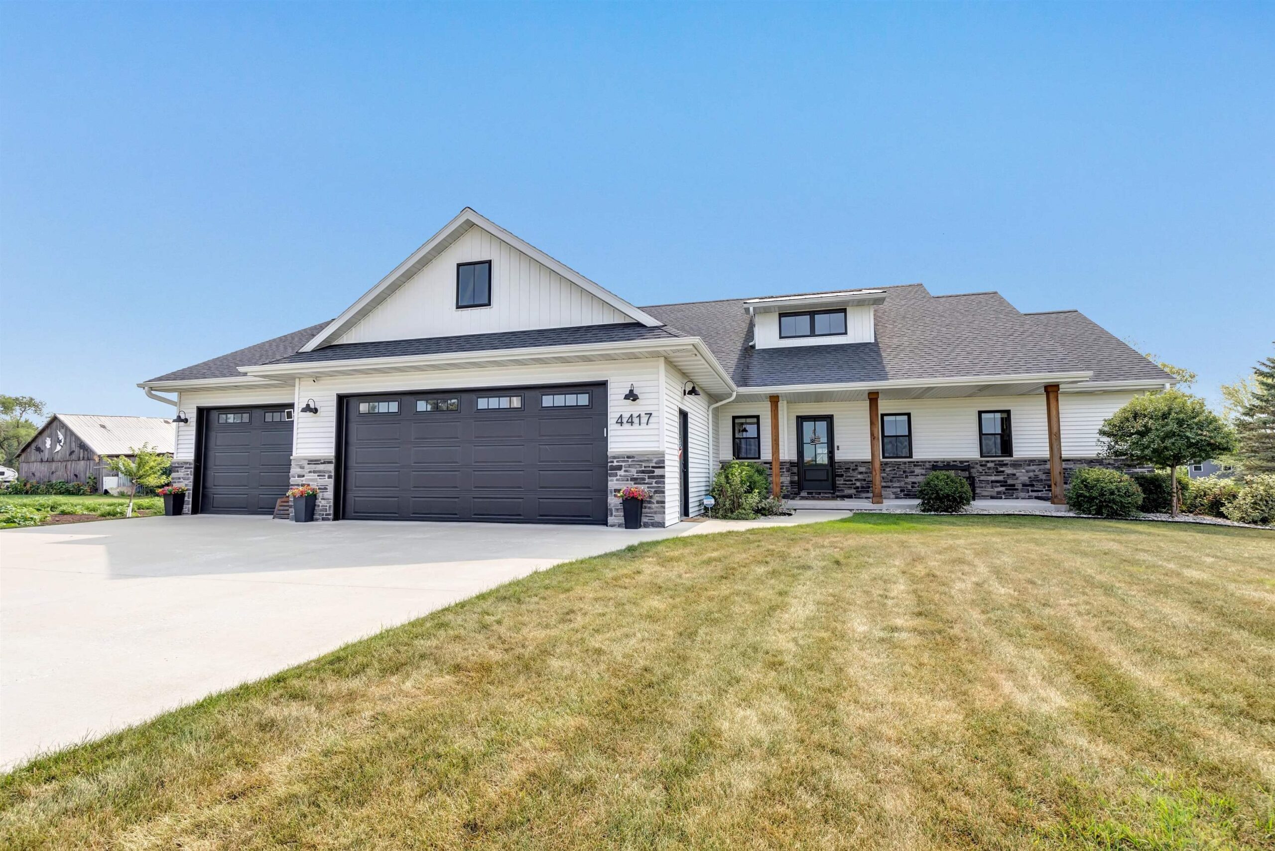 4417 COTTONWOOD Lane property preview photograph