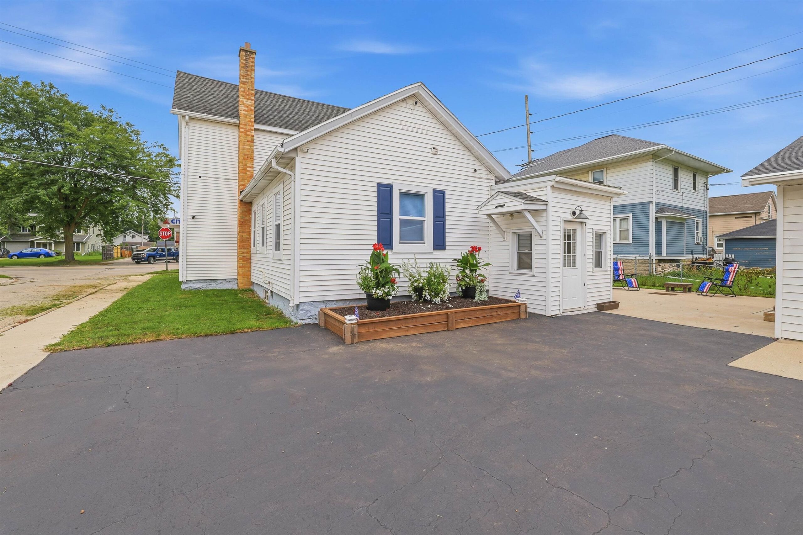 129 W SCOTT Street property preview photograph