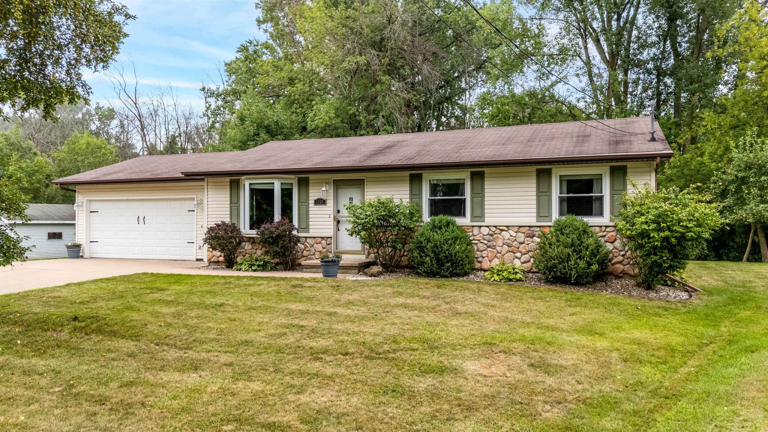 1205 MANITOWOC Road property preview photograph