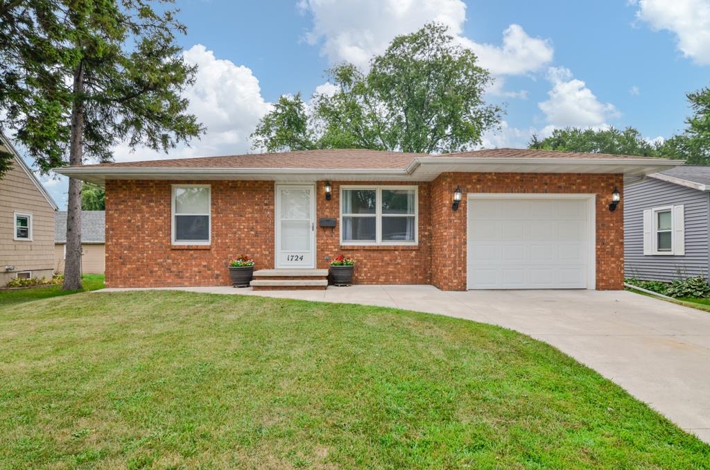 1724 N ULLMAN Street property preview photograph