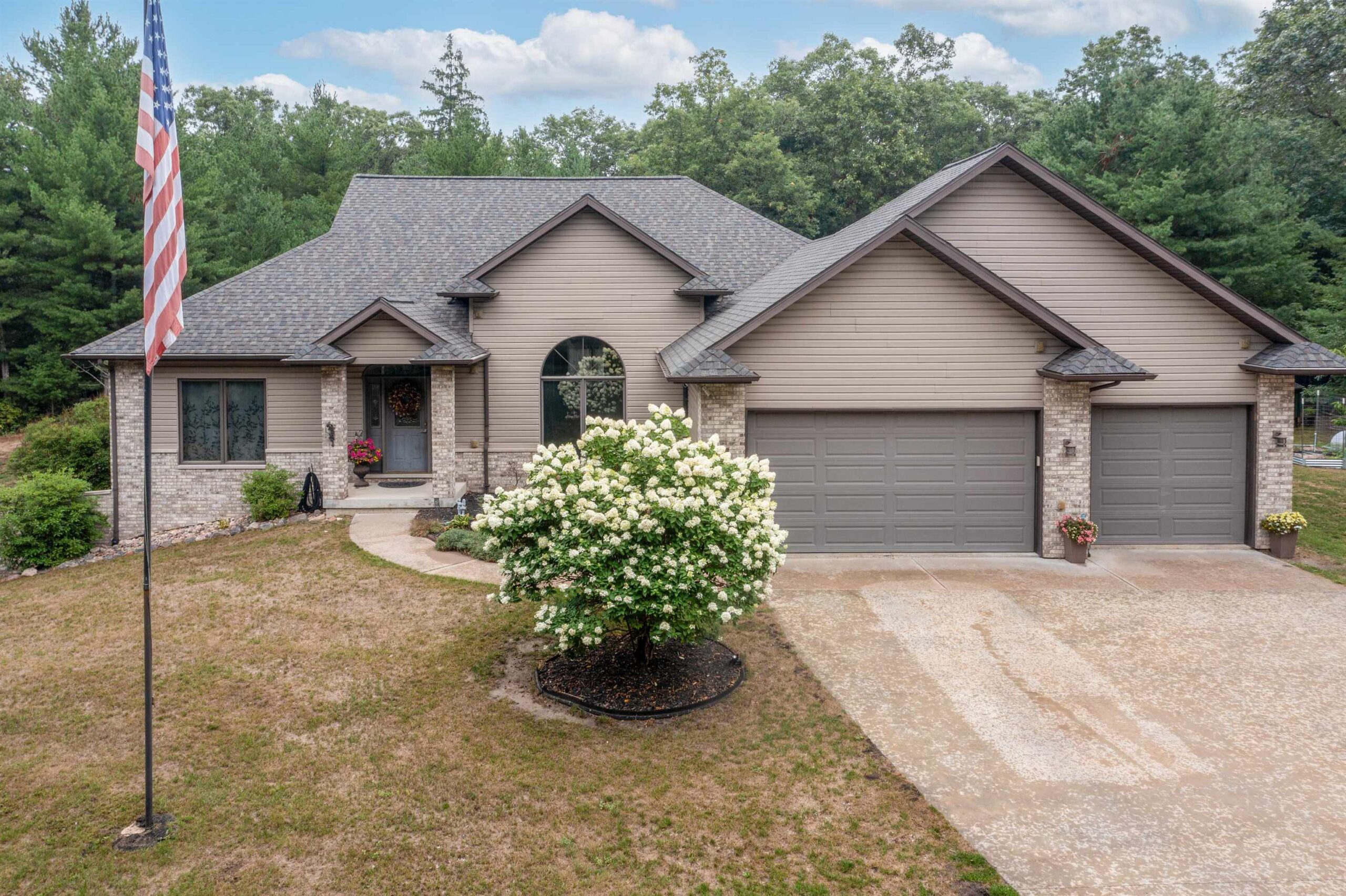W13424 BURR OAK Court property preview photograph