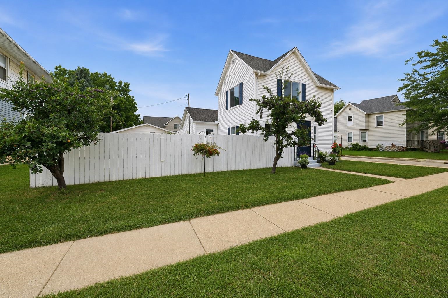 129 W SCOTT Street property preview photograph
