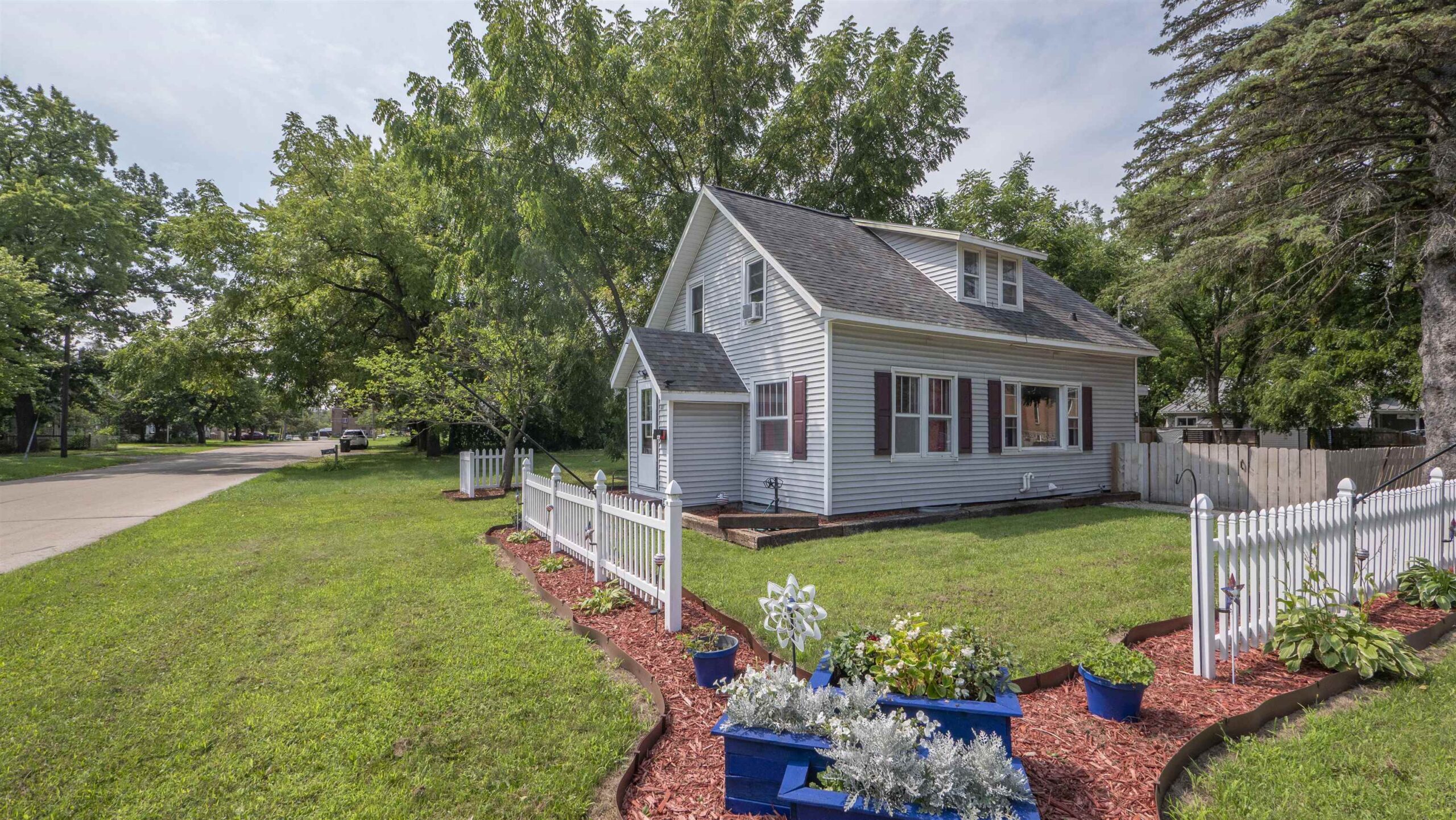 131 PINE Street property preview photograph
