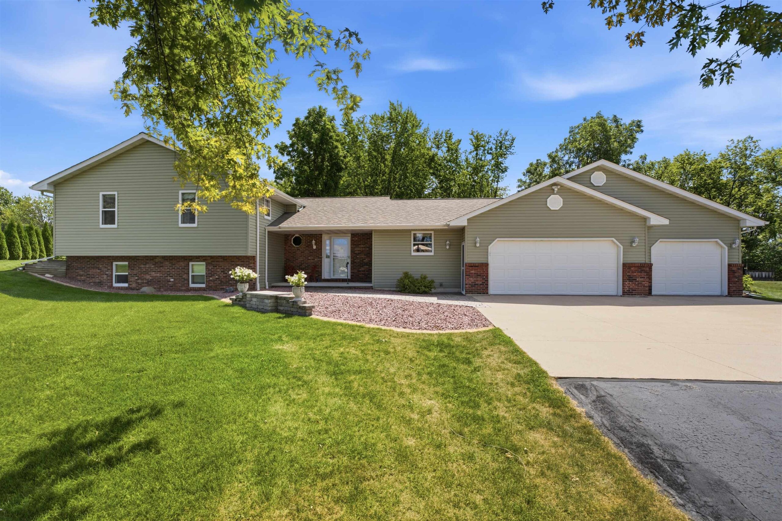 W6817 APPLETREE Court property preview photograph