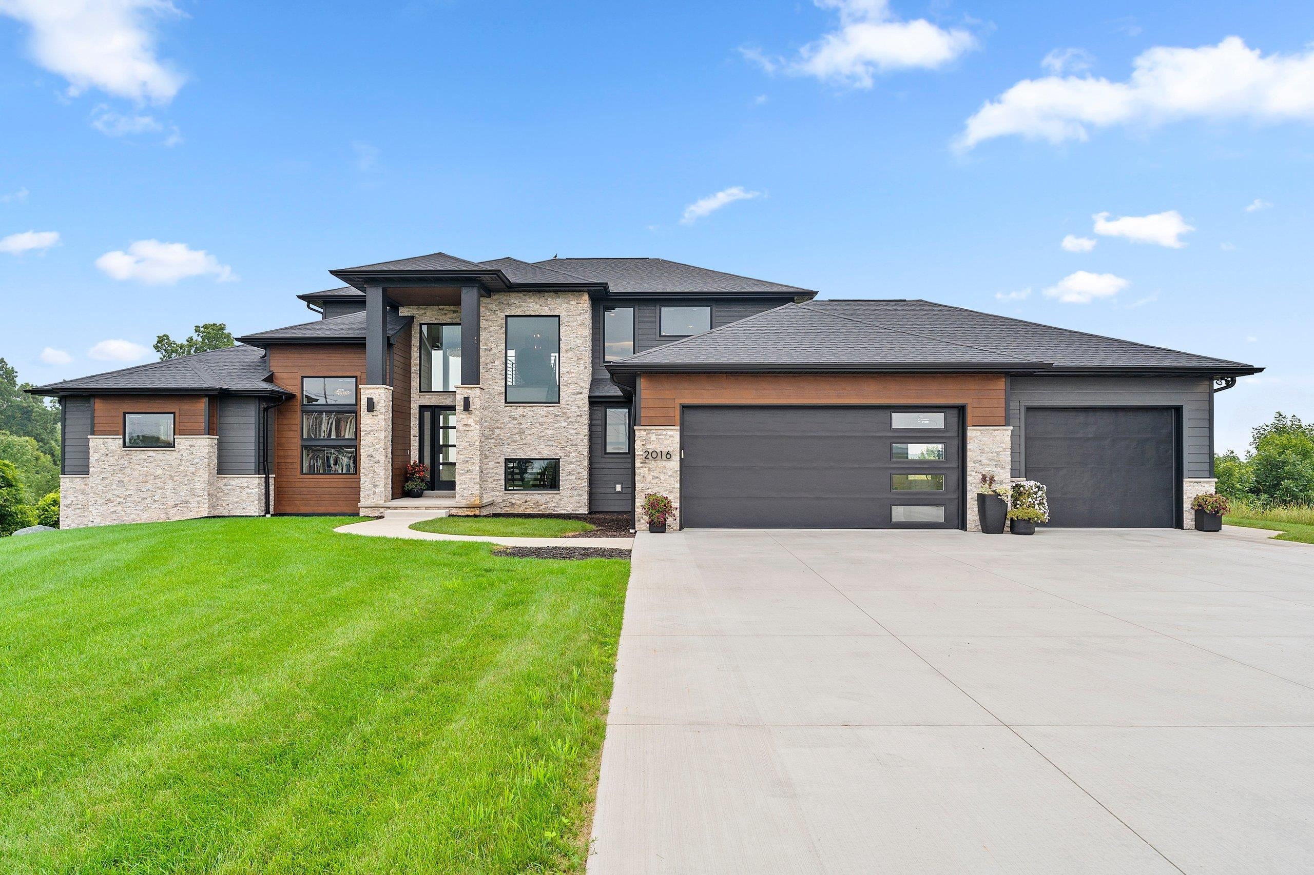 2016 JEN Drive property preview photograph