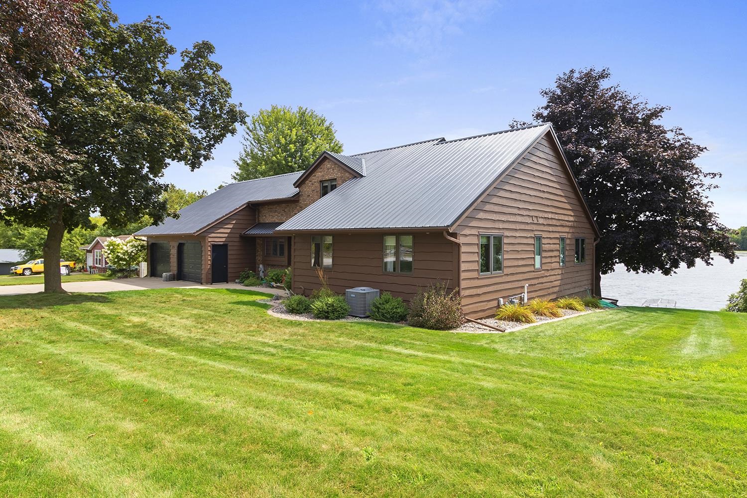 125 W HIGHLAND Drive property preview photograph