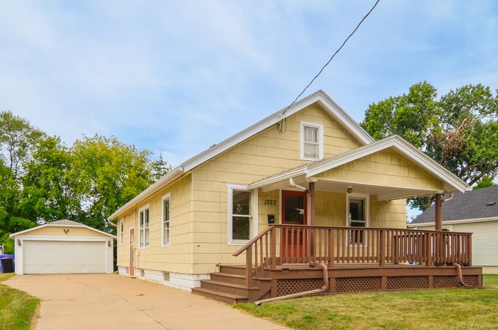 1323 N KENILWORTH Avenue property preview photograph