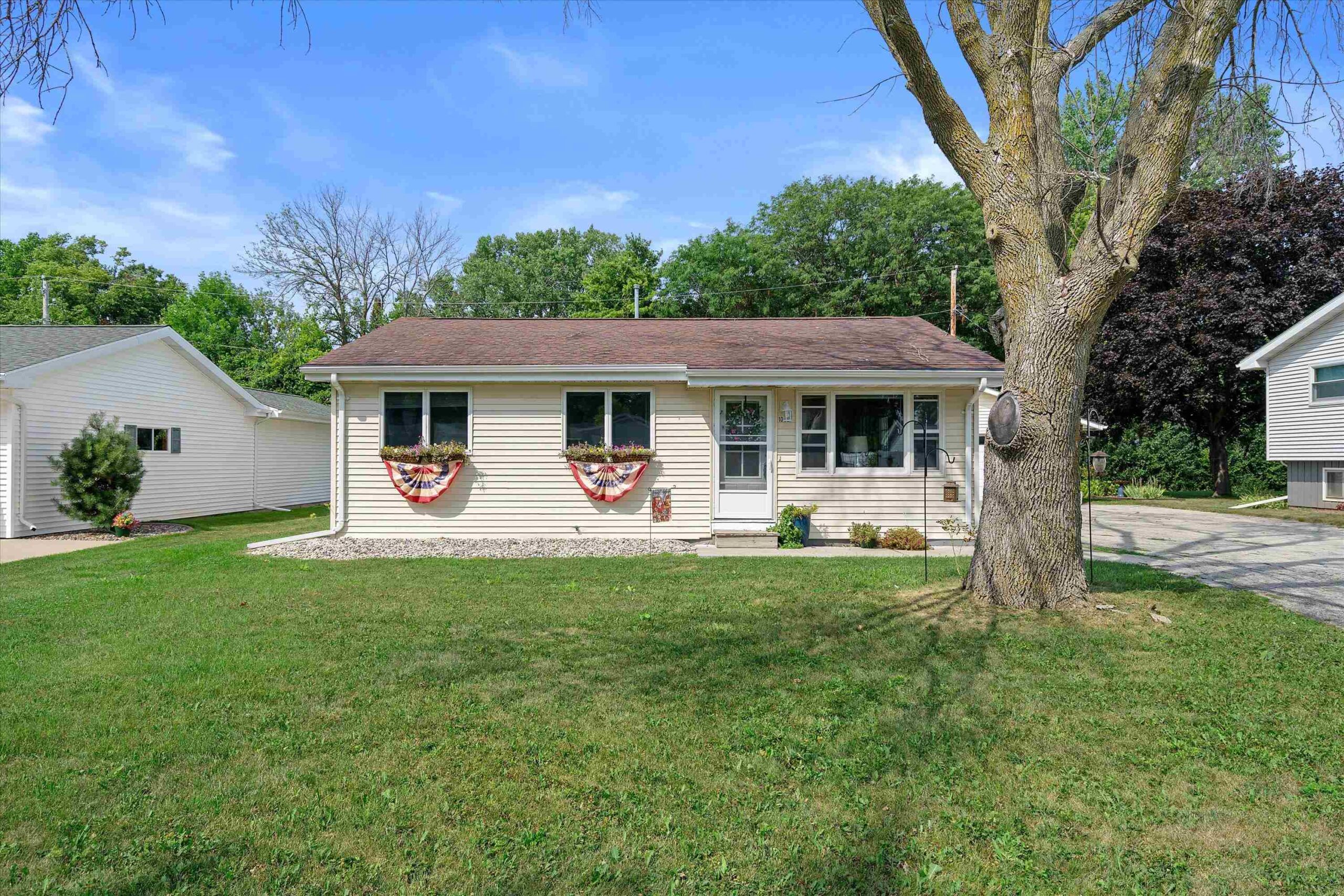 1008 MEADOWVIEW Drive property preview photograph