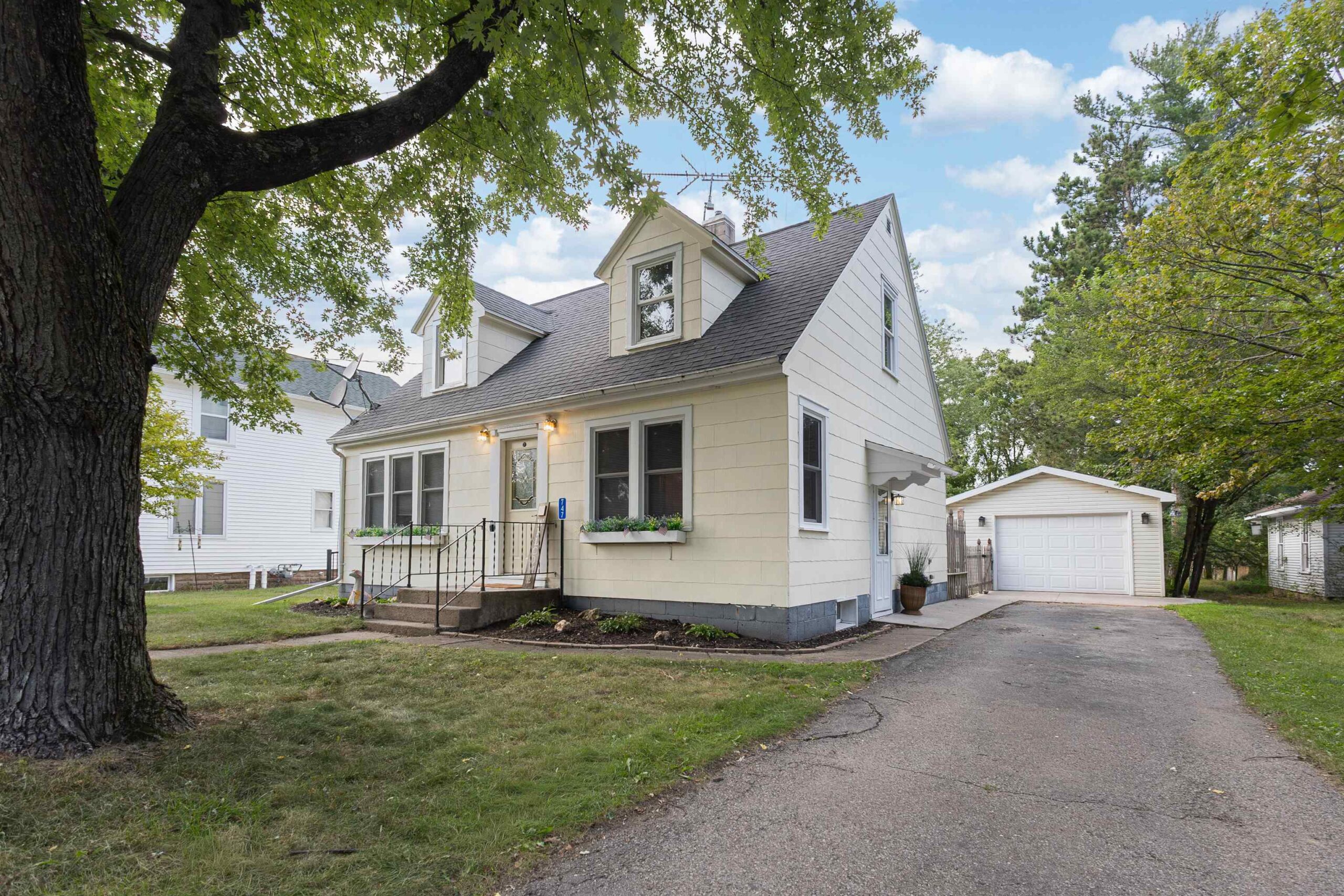 747 MAPLE Avenue property preview photograph