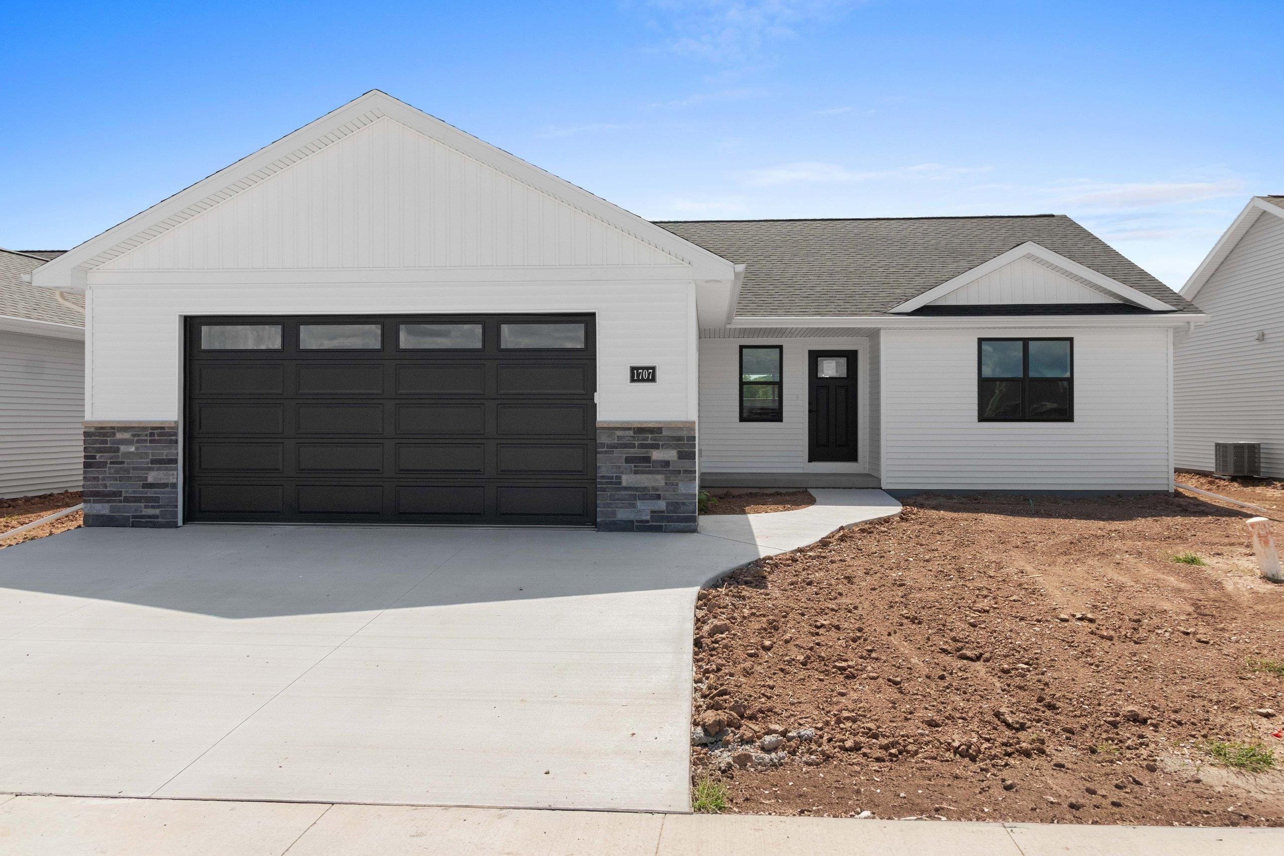 1707 GOLDEN GATE Drive property preview photograph