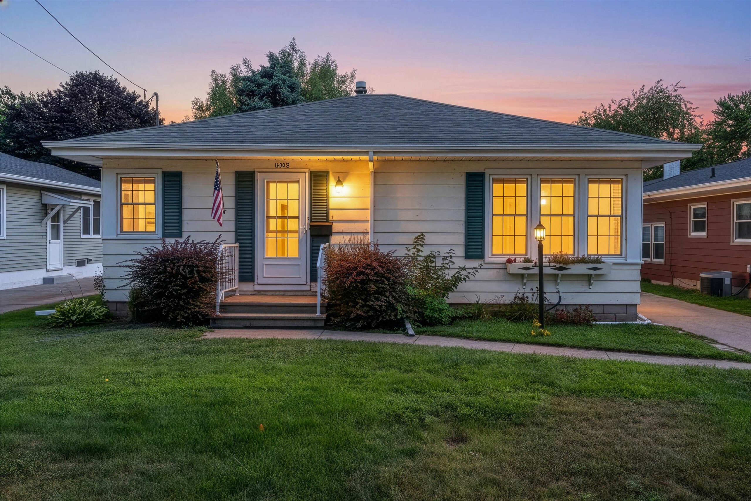 1342 WAUGOO Avenue property preview photograph