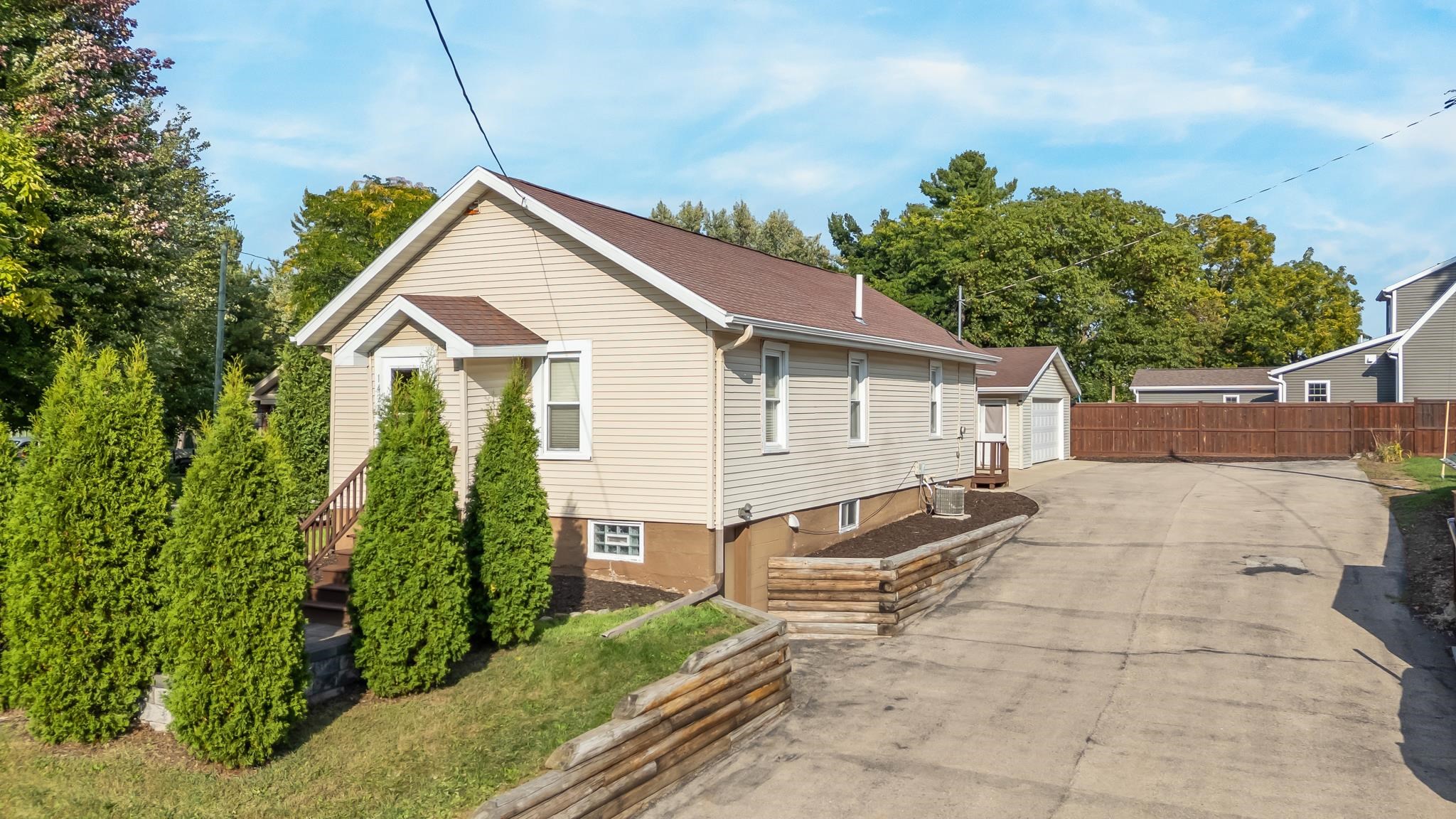1420 S DIVISION Street property preview photograph