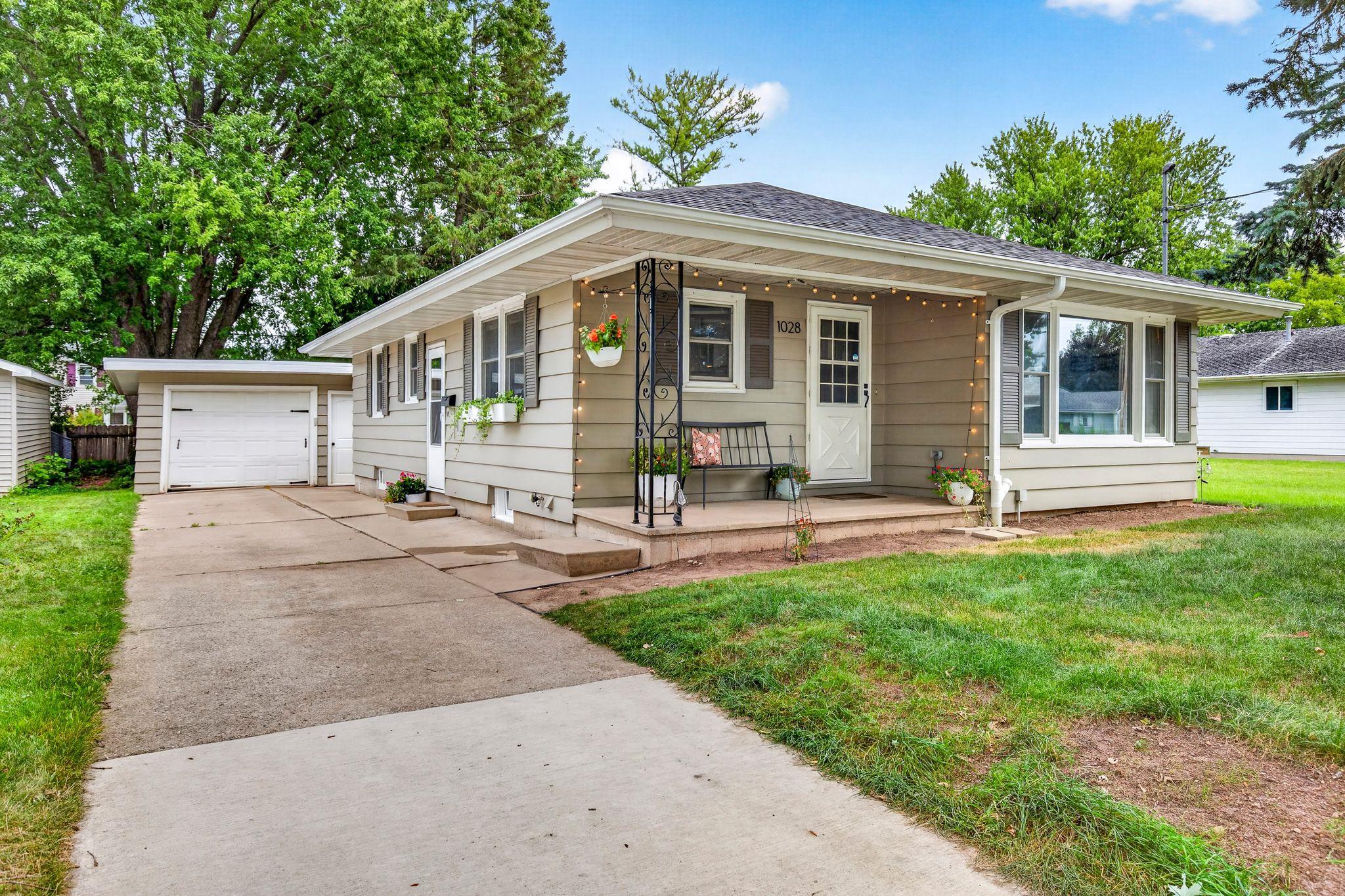 1028 TYLER Avenue property preview photograph