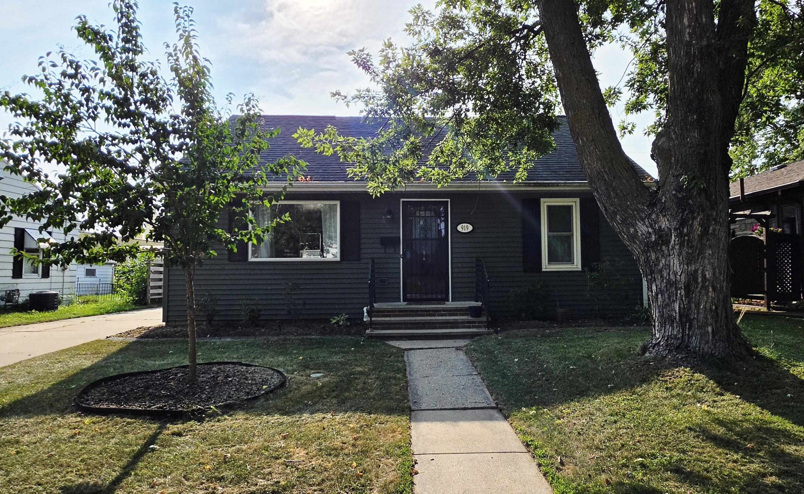 919 N SHARON Street property preview photograph