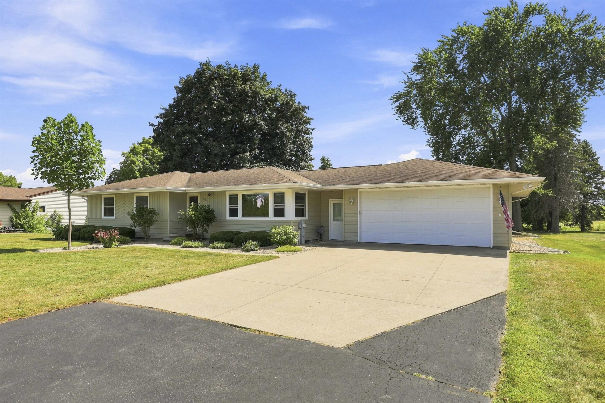 4521 W CAPITOL Drive property preview photograph