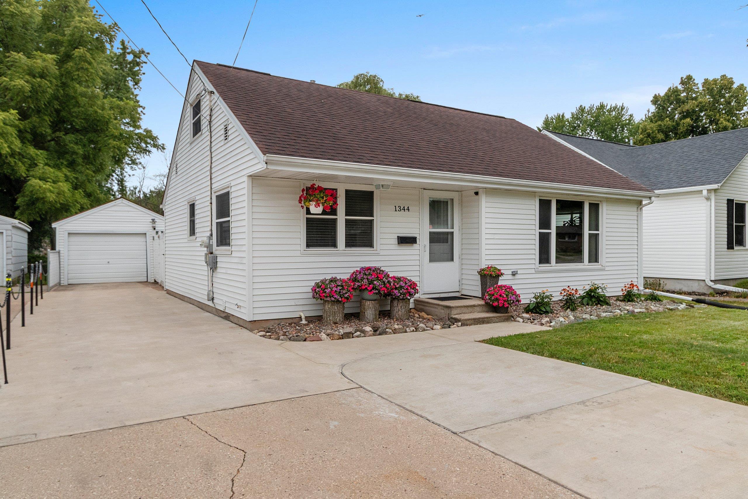 1344 HASTINGS Street property preview photograph