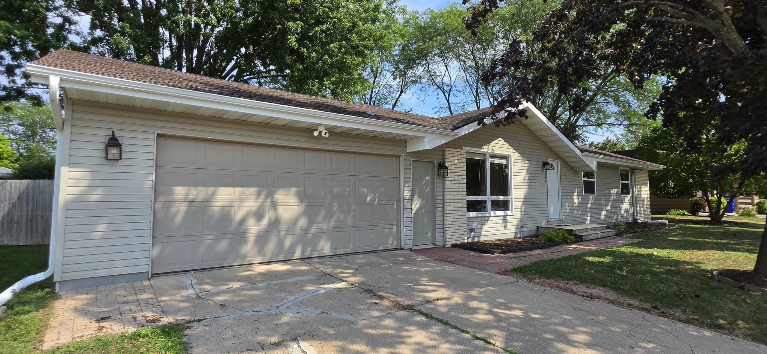 2208 N LINWOOD Avenue property preview photograph