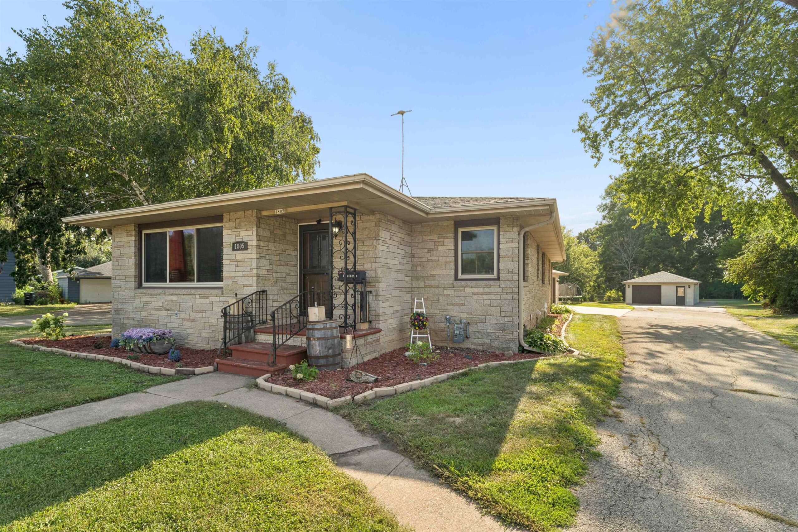 1805 ALGOMA Boulevard property preview photograph