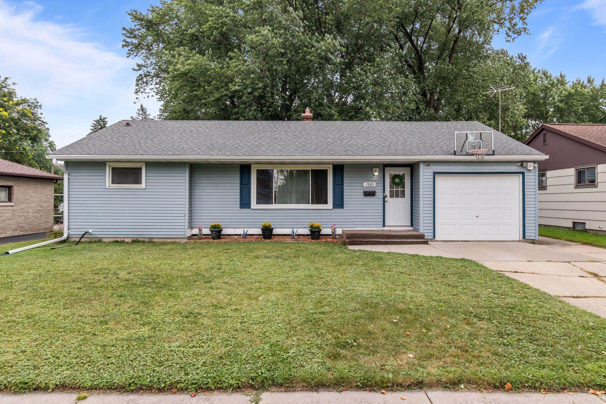 1530 S WALDEN Avenue property preview photograph