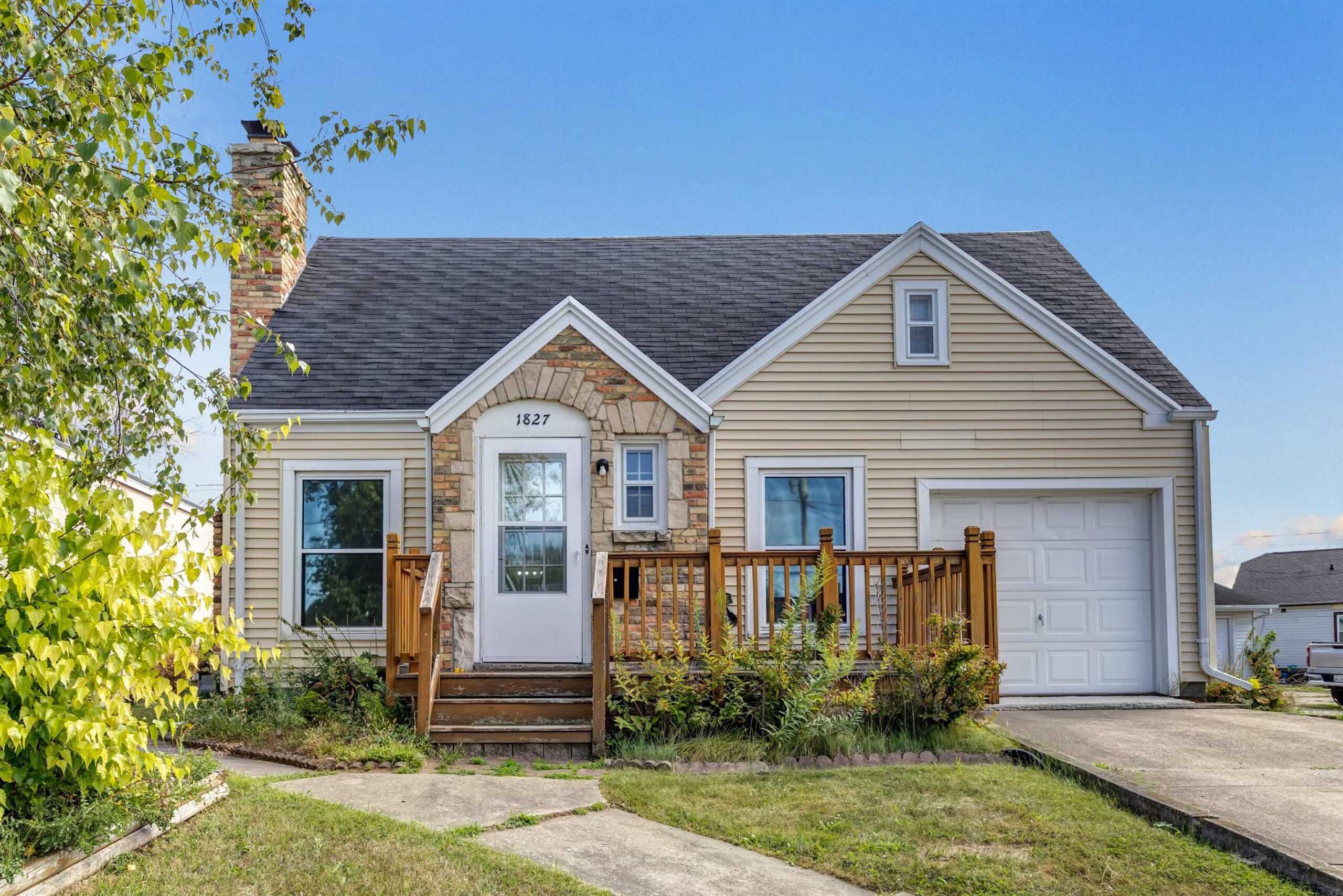 1827 W WISCONSIN Avenue property preview photograph