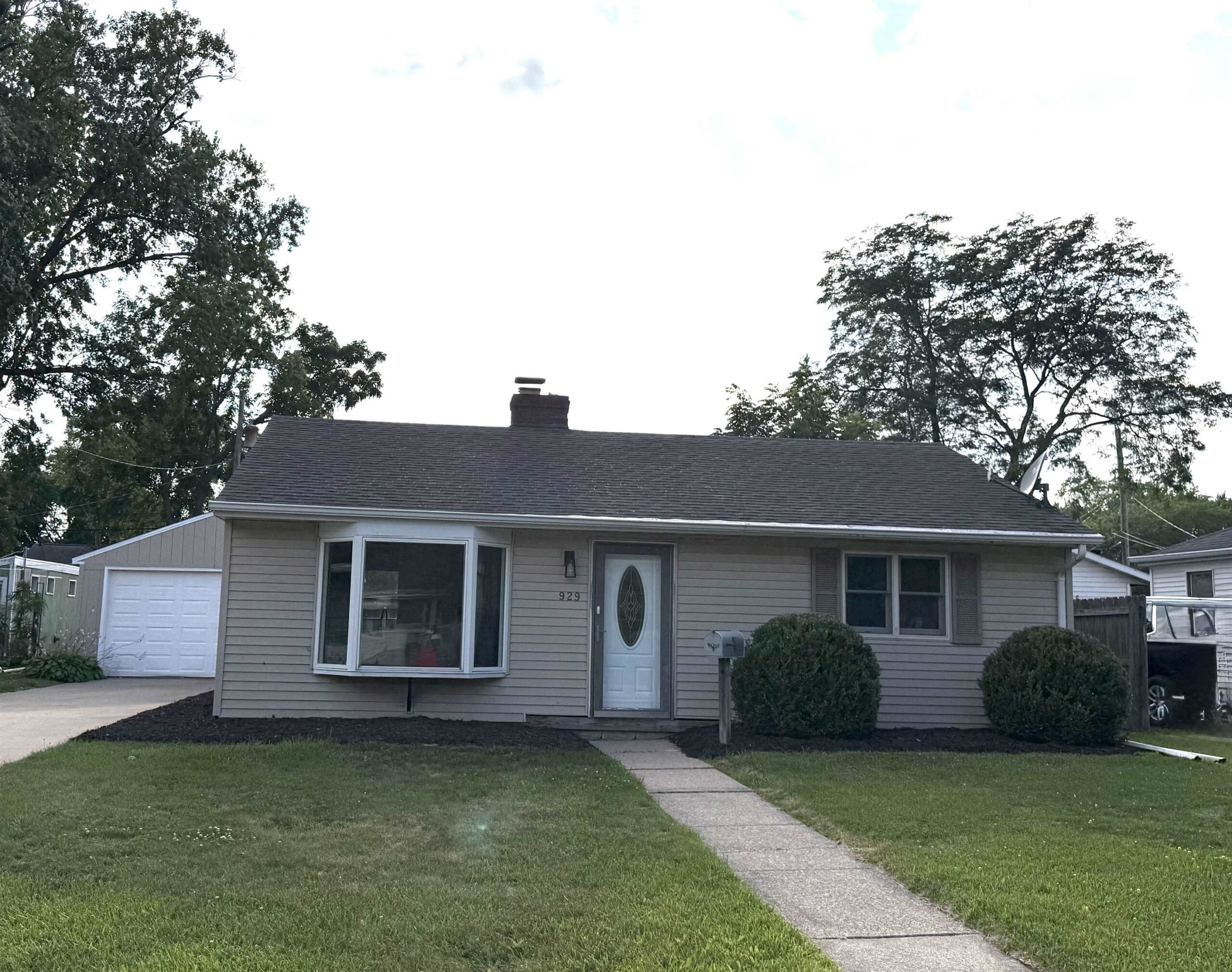 929 HUNT Avenue property preview photograph