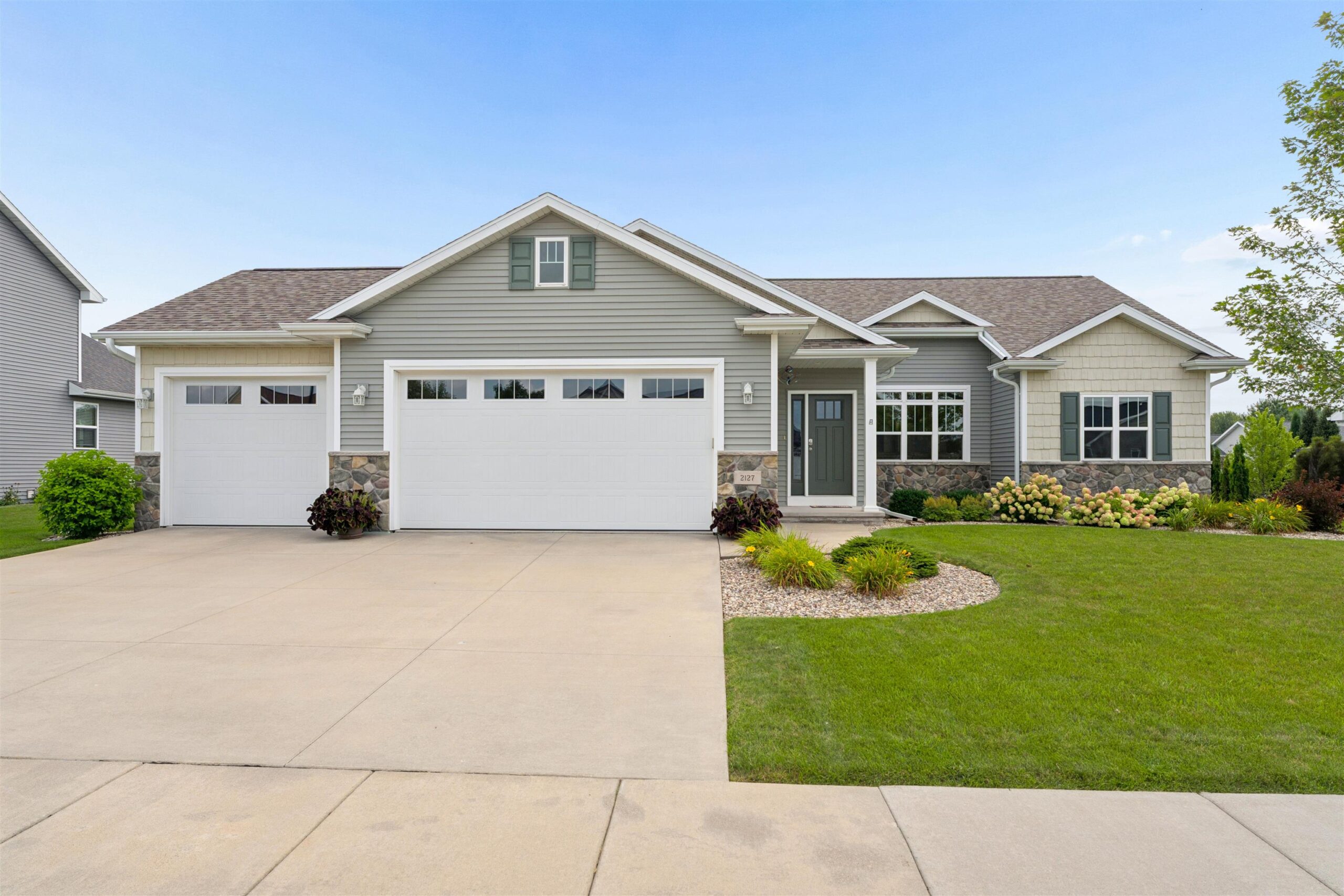 2127 W KOHL Drive property preview photograph