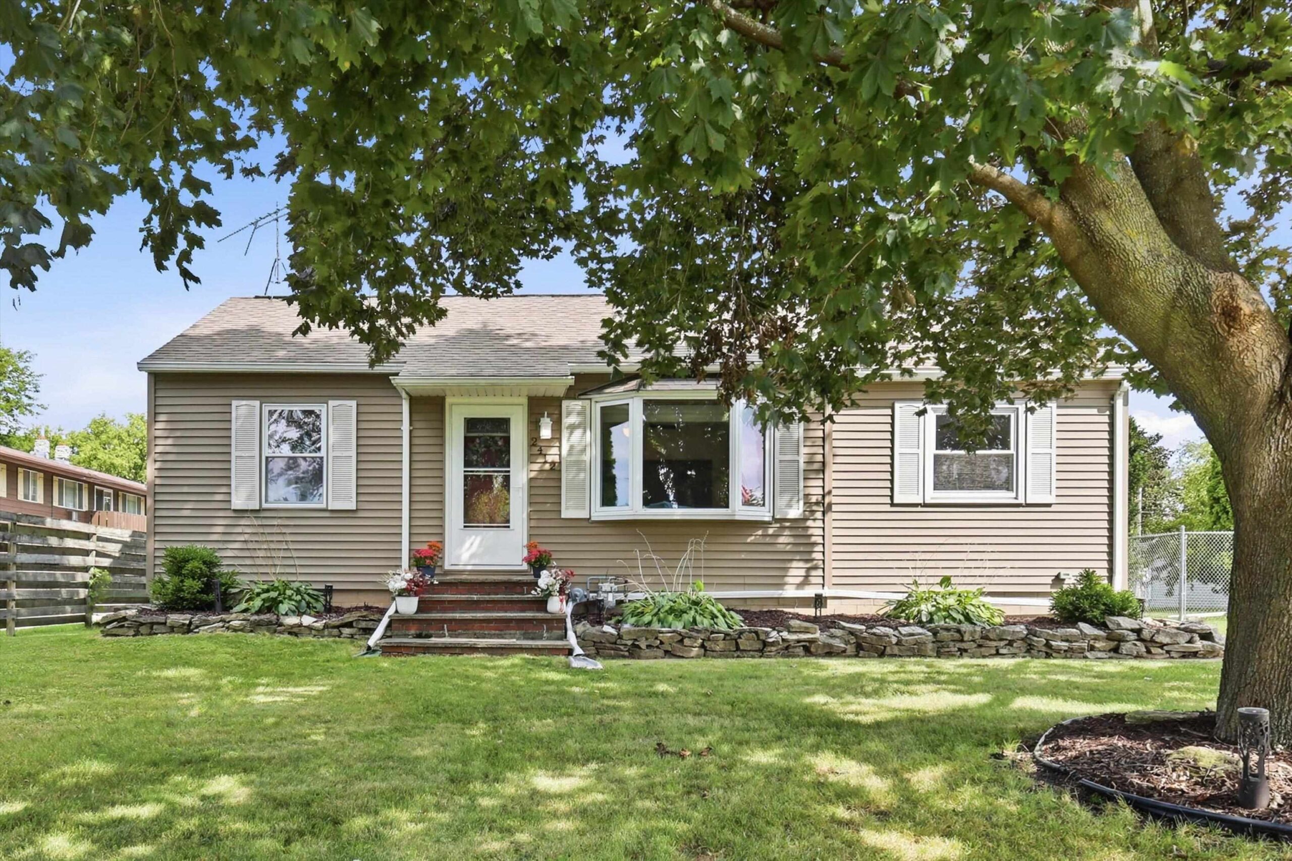 2412 CARLETON Avenue property preview photograph