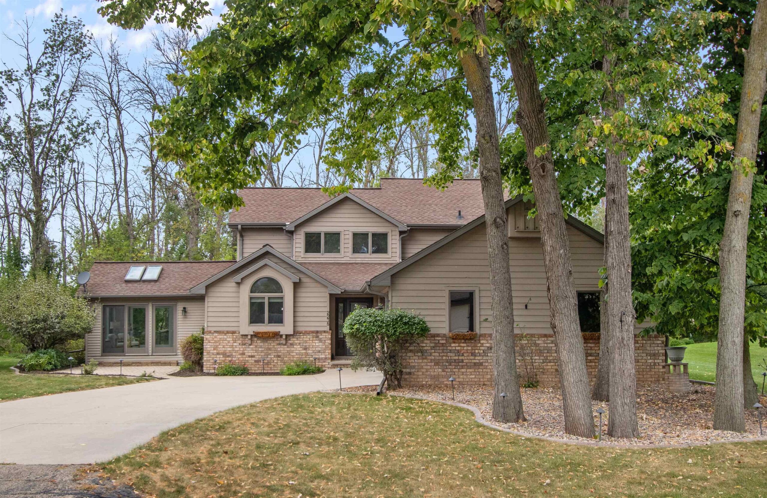 2238 WOODLAWN Lane property preview photograph