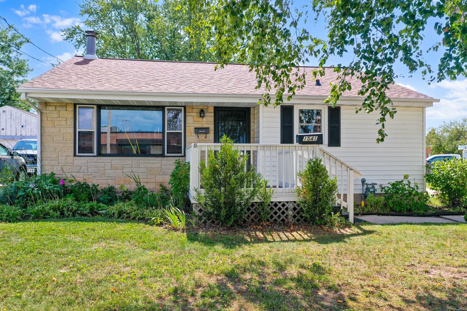 1541 WESTERN Avenue property preview photograph