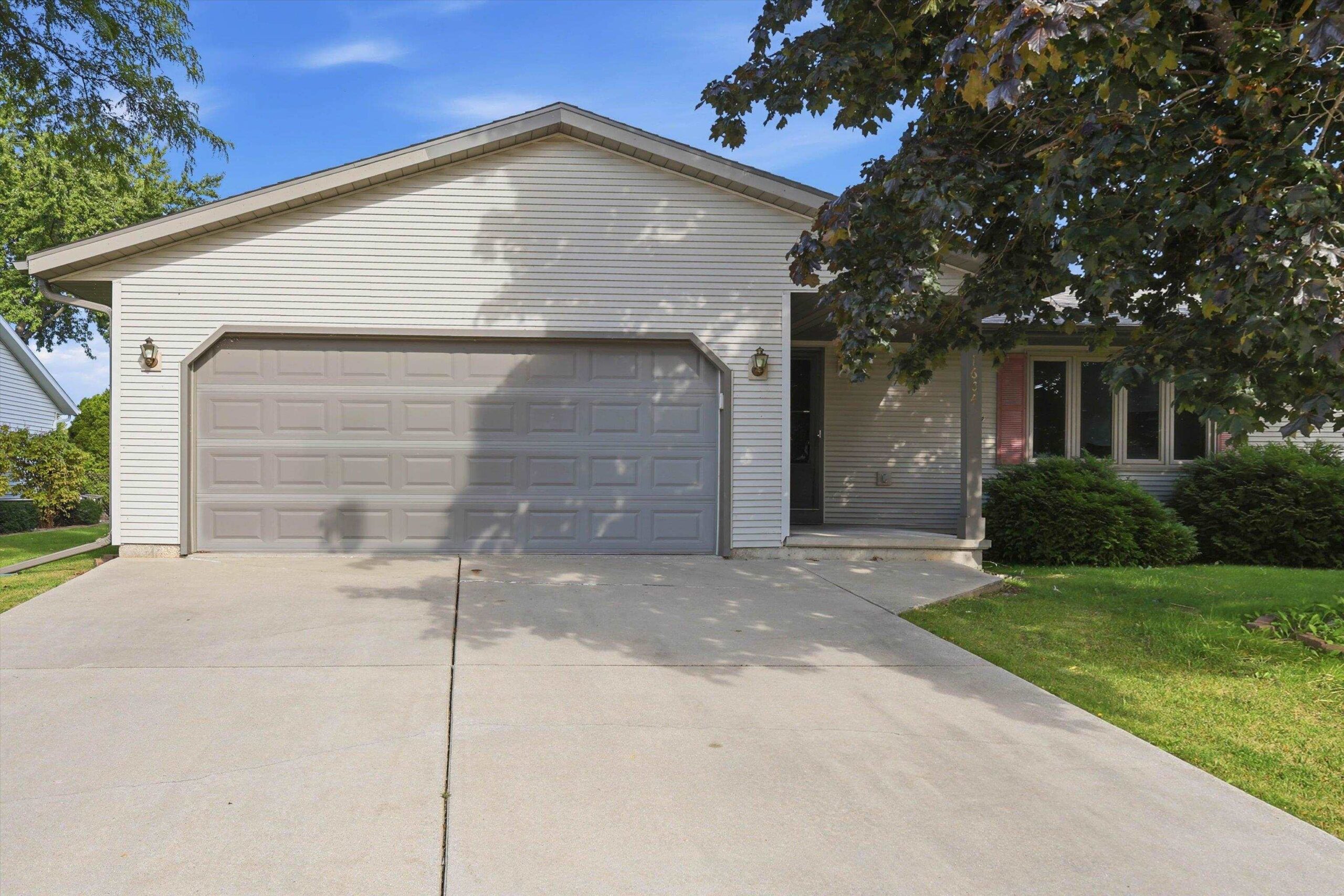 1604 FAIRLAWN Avenue property preview photograph