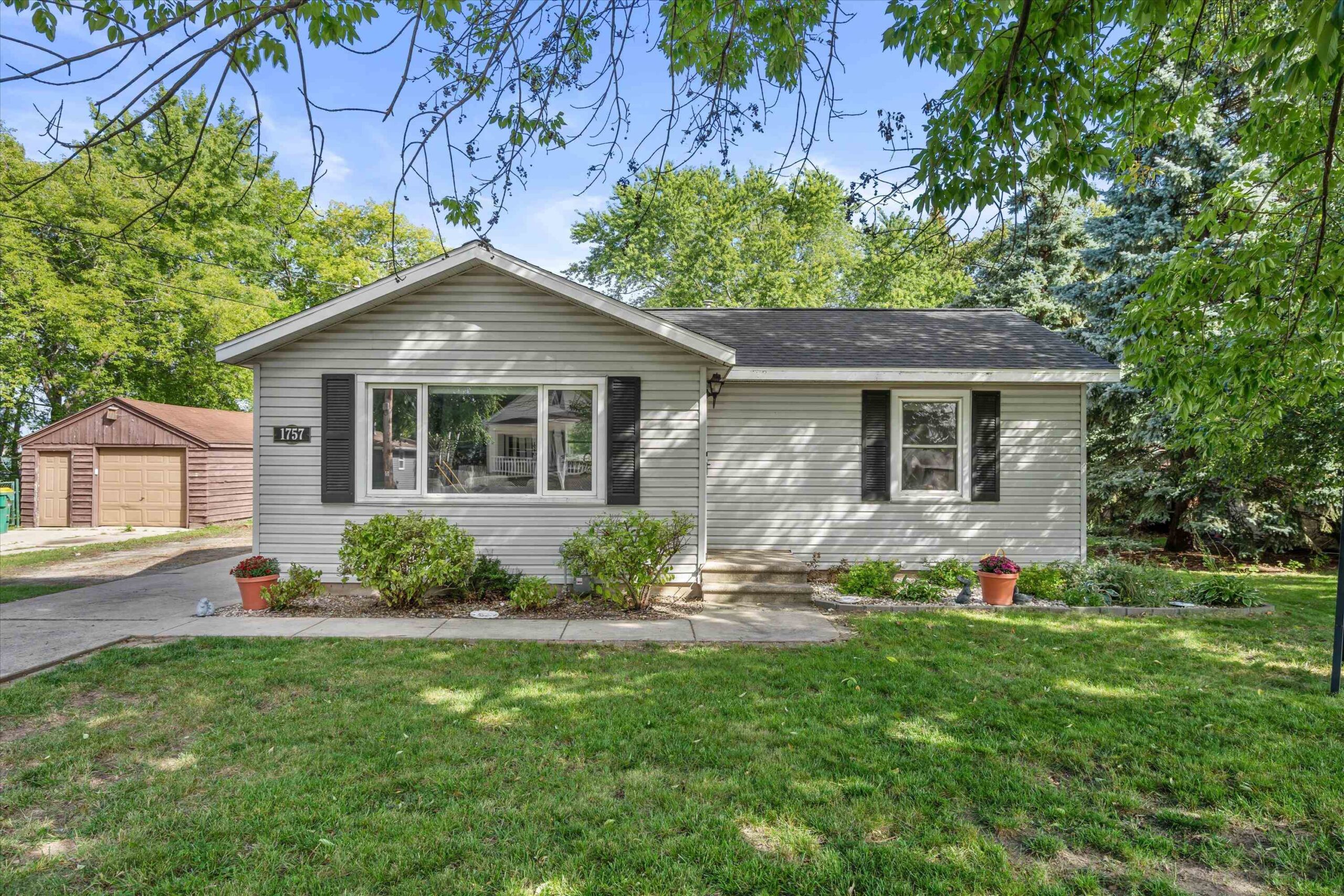 1757 EASTMAN Avenue property preview photograph