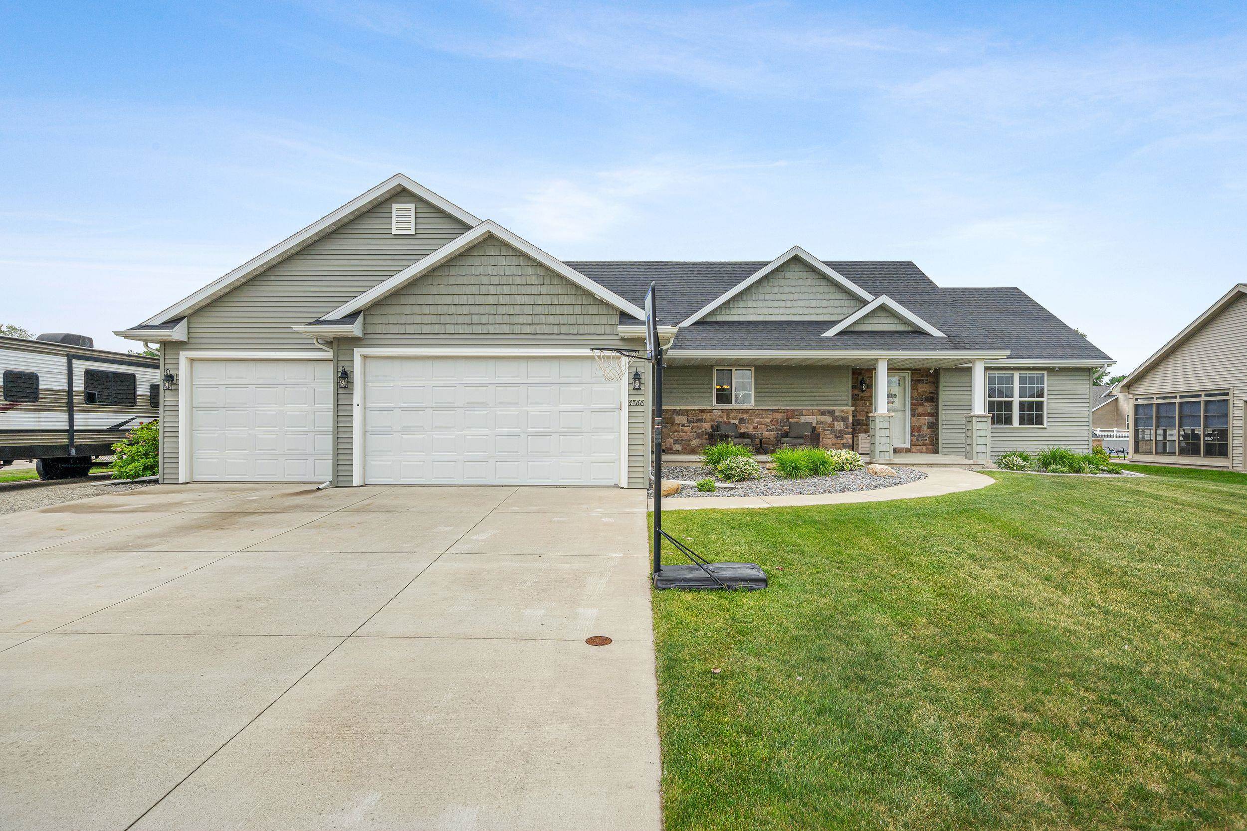 4866 N WREN Drive property preview photograph