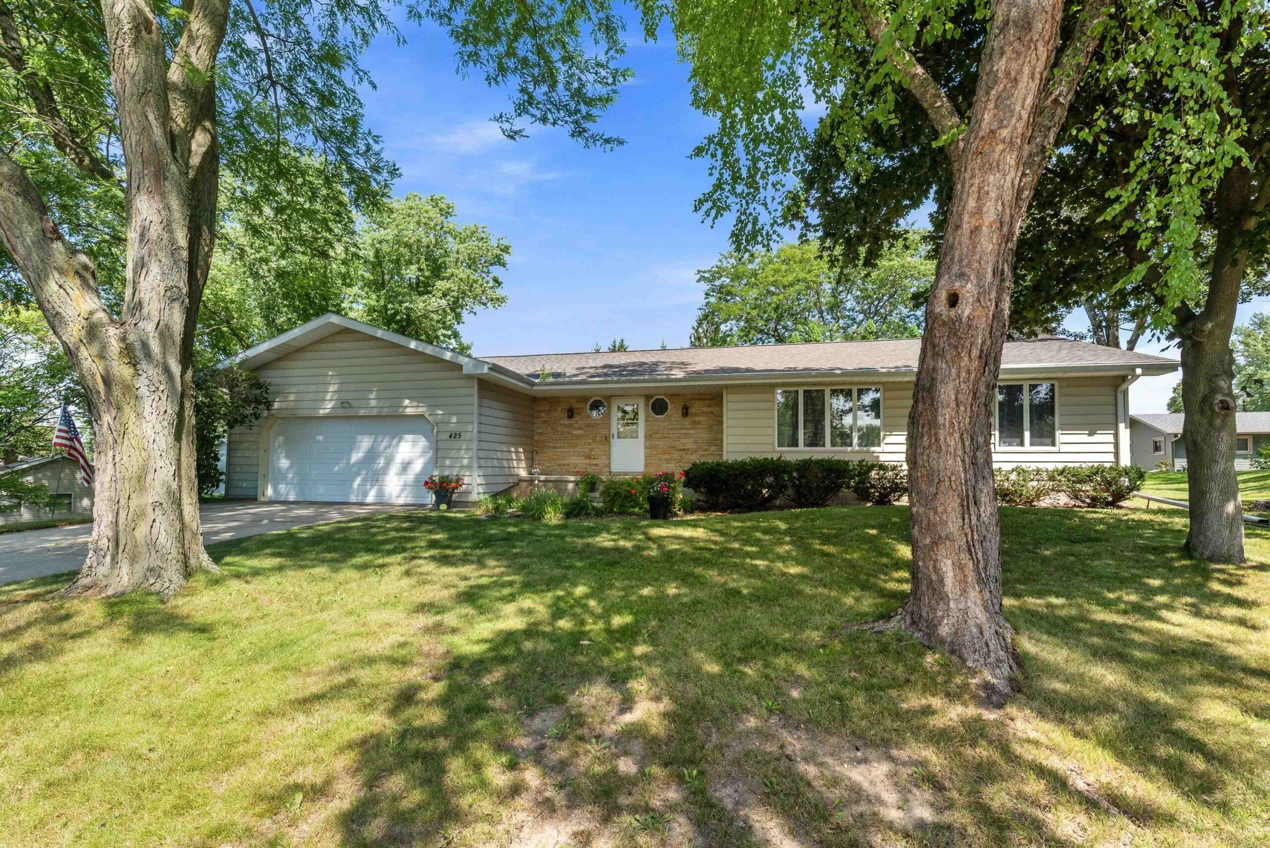 425 COLLEGE Court property preview photograph