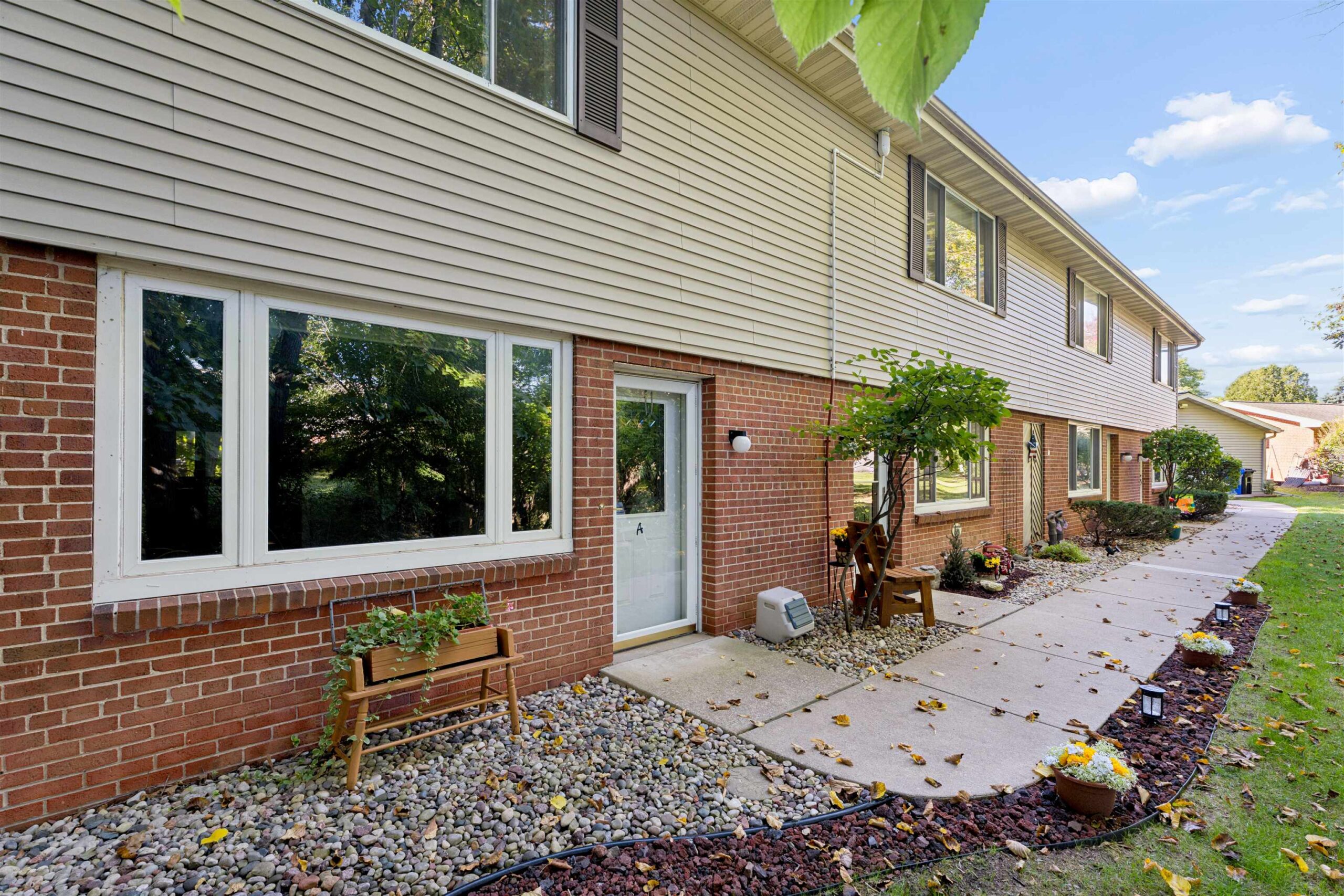 1031 S WEST Court property preview photograph
