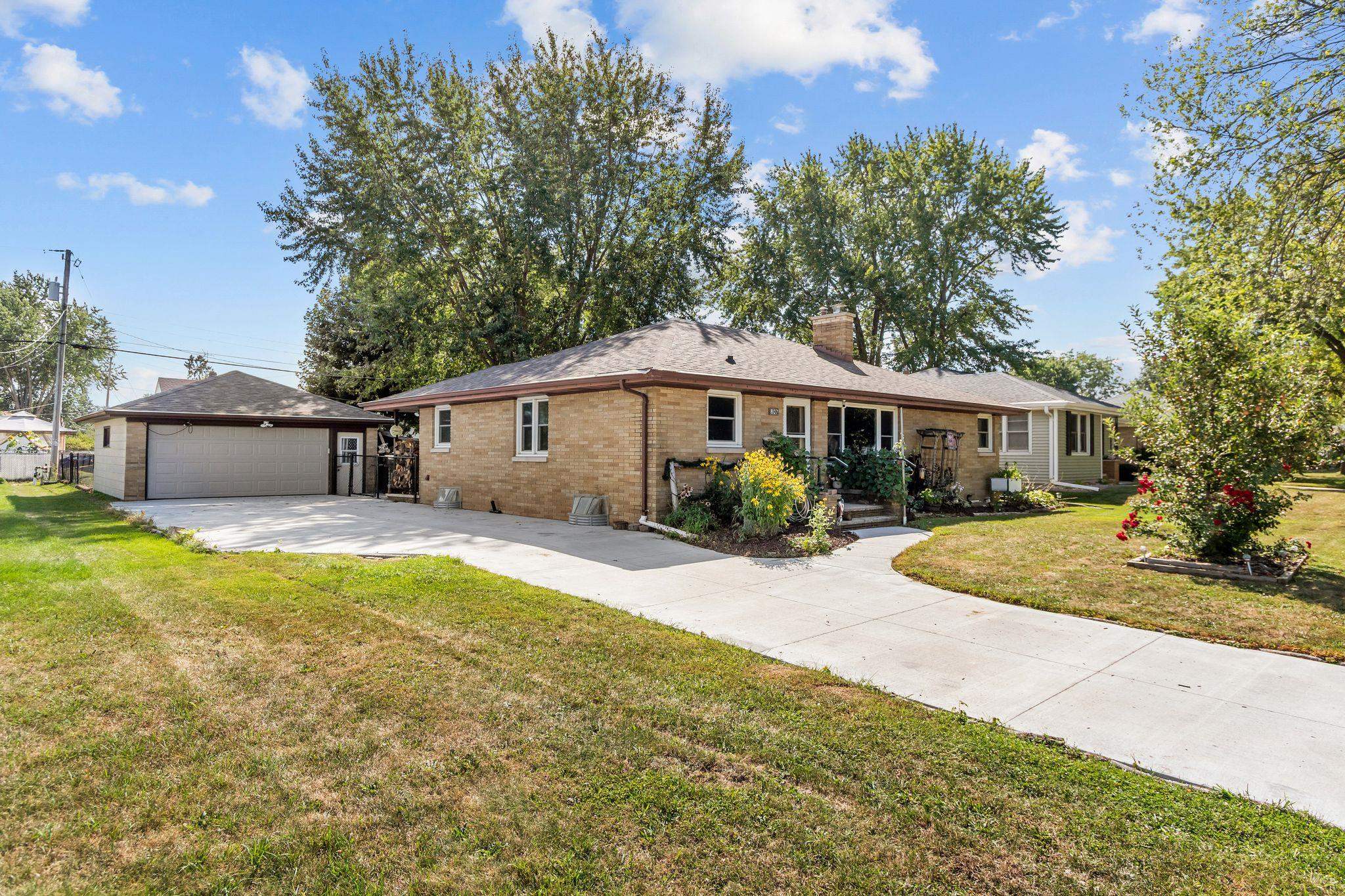 807 W PARKWAY Boulevard property preview photograph