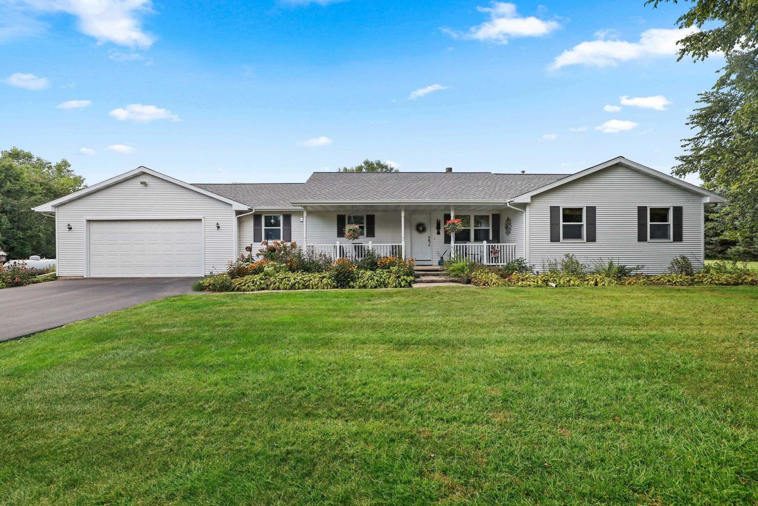 N831 RABBIT Road property preview photograph