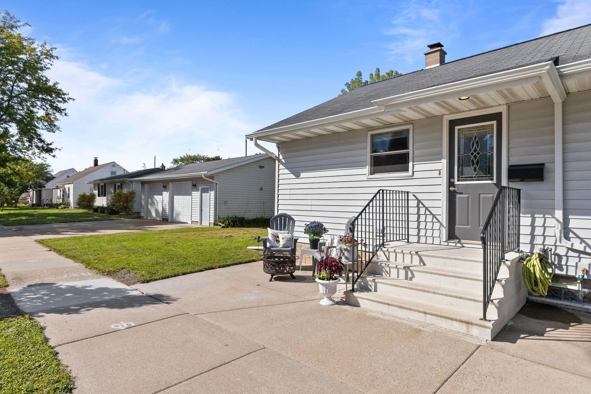 121 E 2ND Street property preview photograph