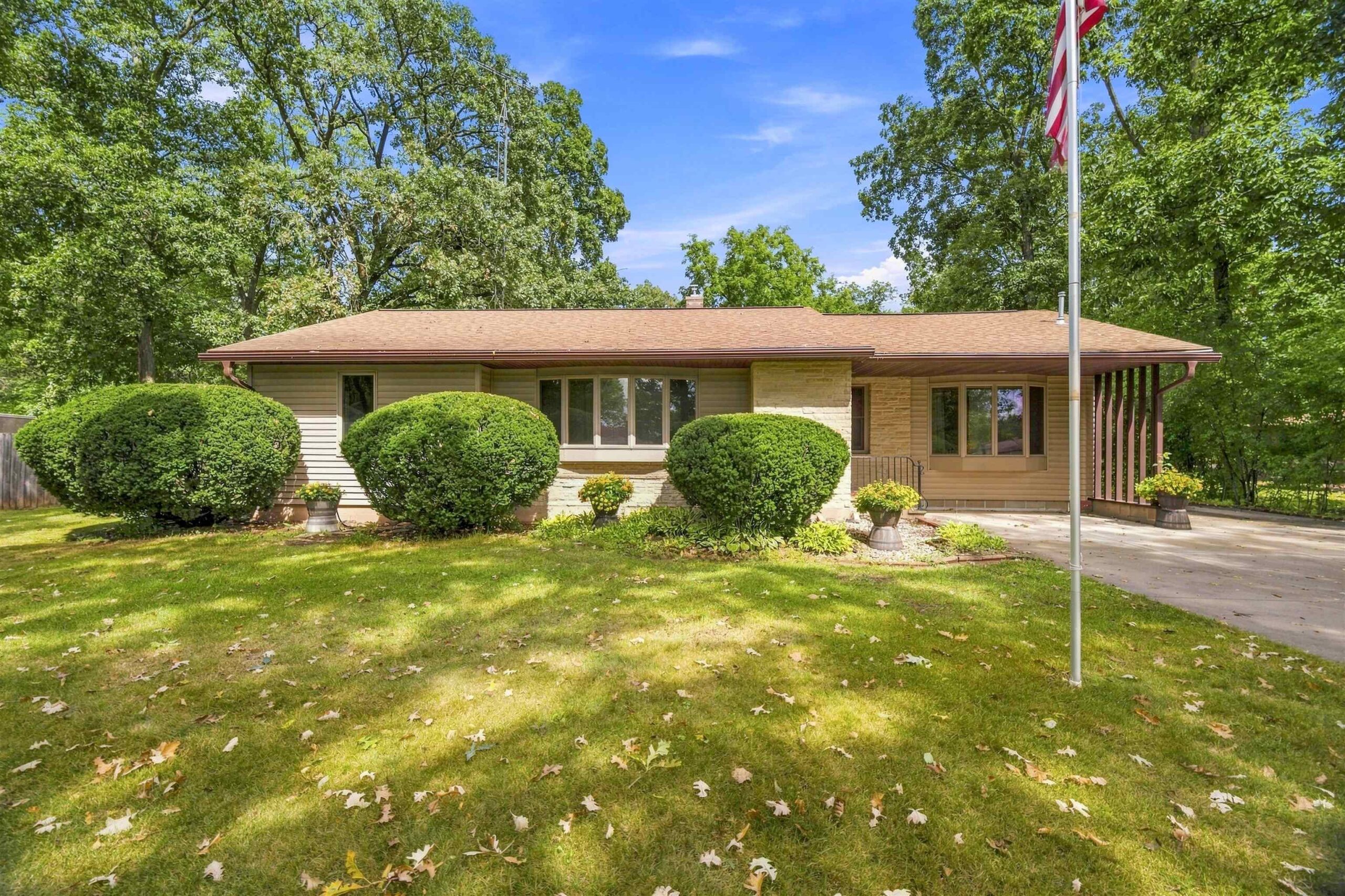 2878 WITZEL Avenue property preview photograph