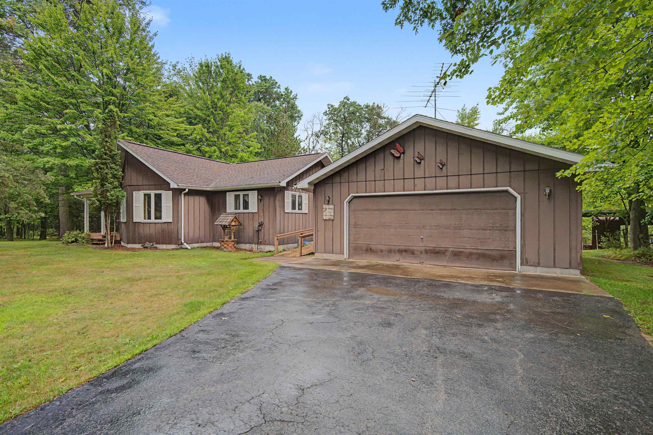 W8860 HAGUEWOOD Lane property preview photograph