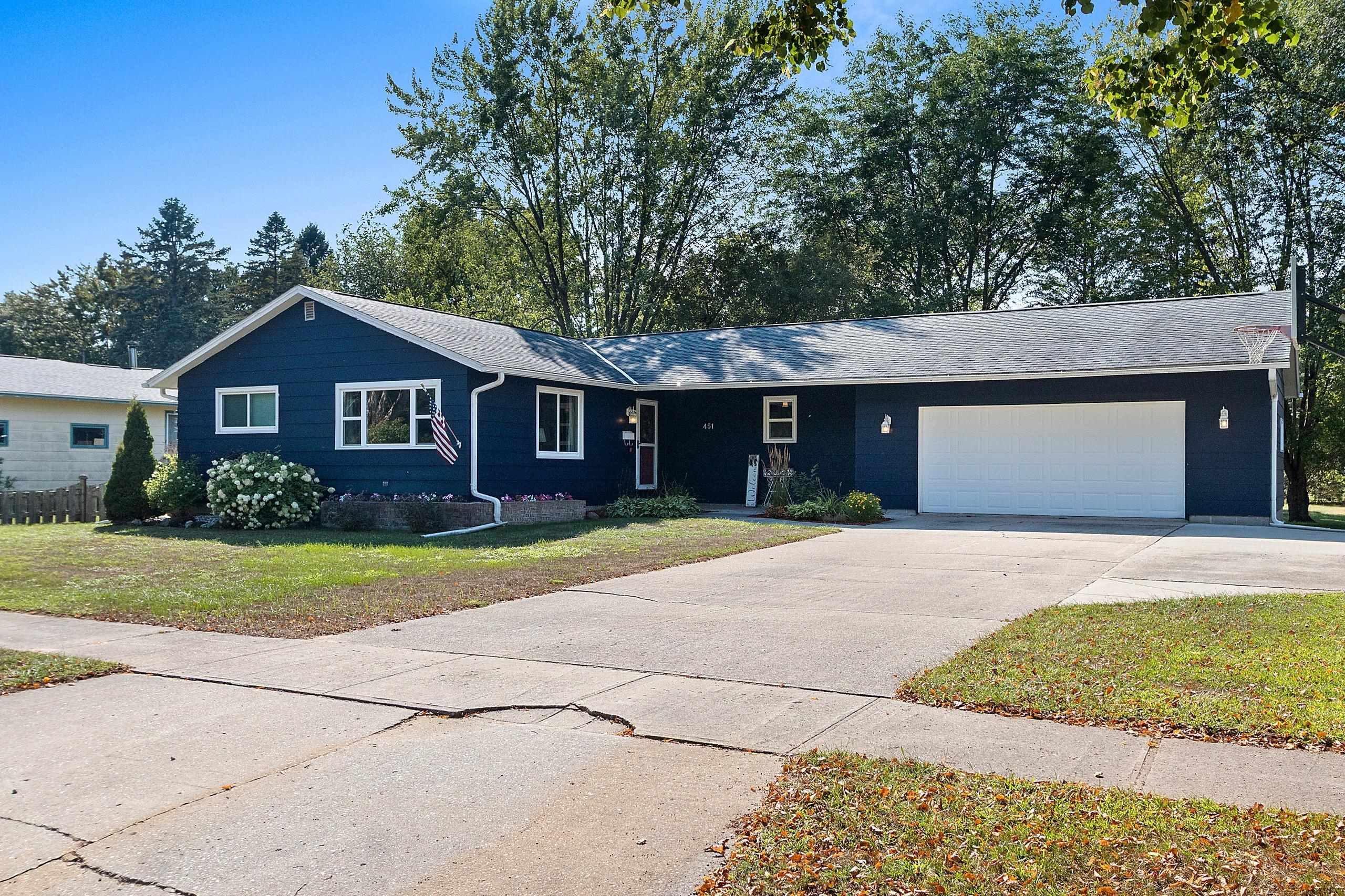 451 S WELLS Avenue property preview photograph