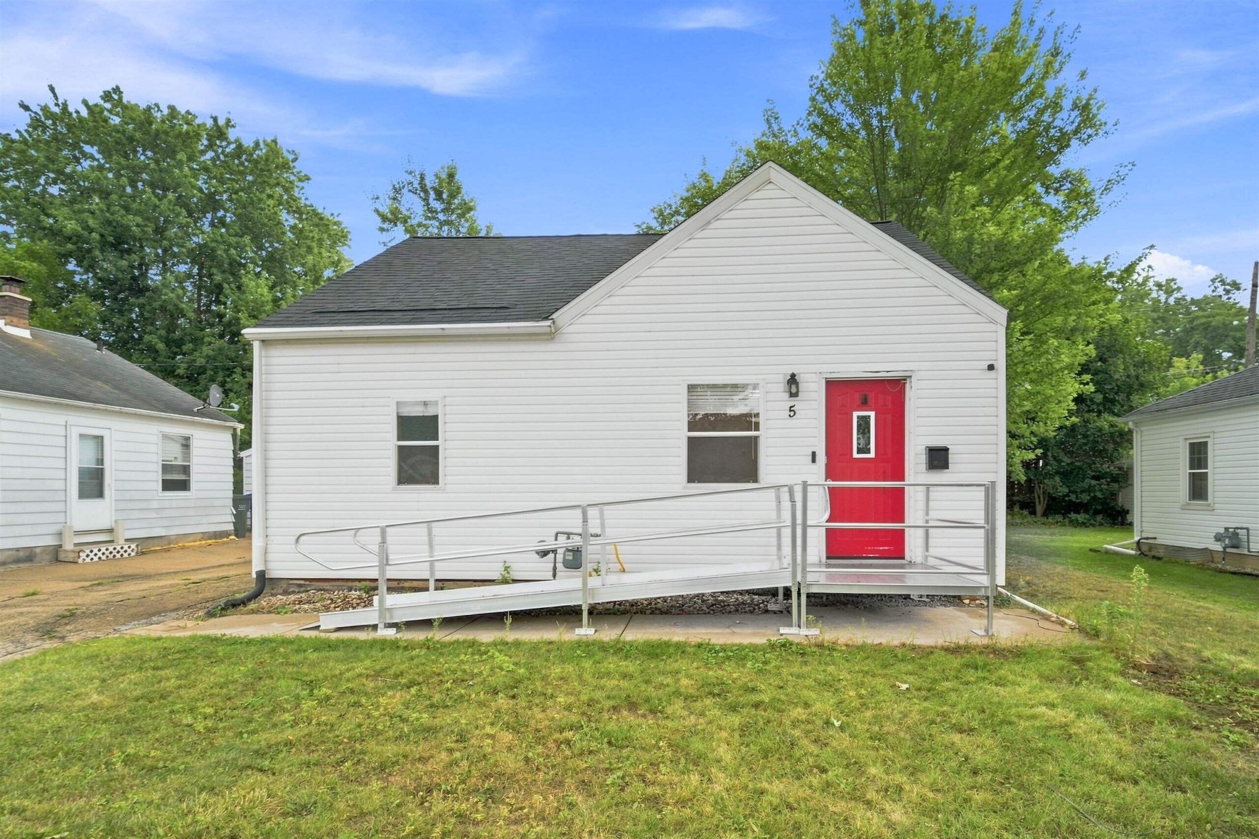 5 ARMSTRONG Court property preview photograph